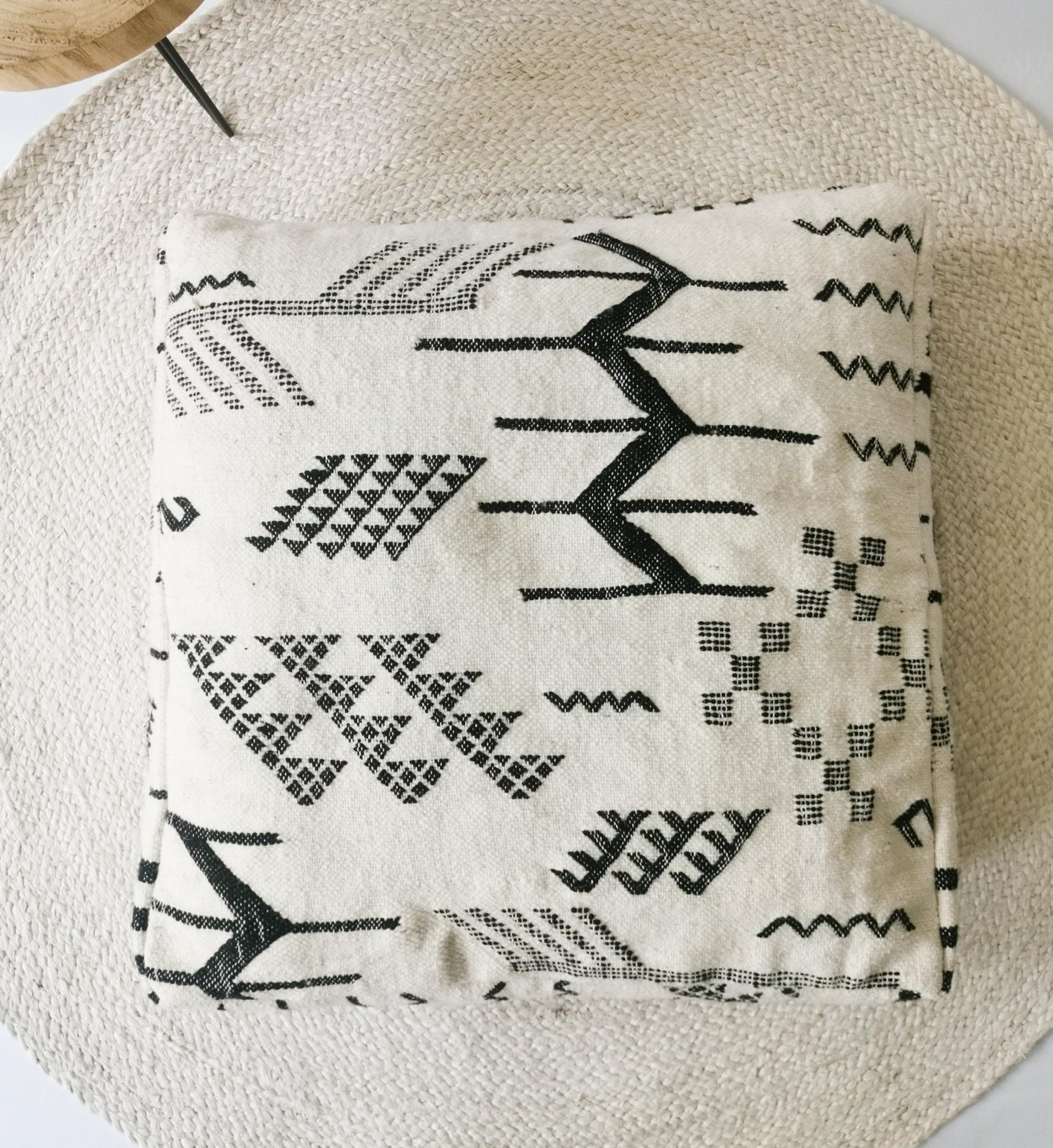 Marokkanischer Pouf, Beni Ourain Bodenkissen, geometrische Muster schwarz, Boho Sitzkissen, Meditationskissen aus Wolle, Handarbeit - CocosyBerlin