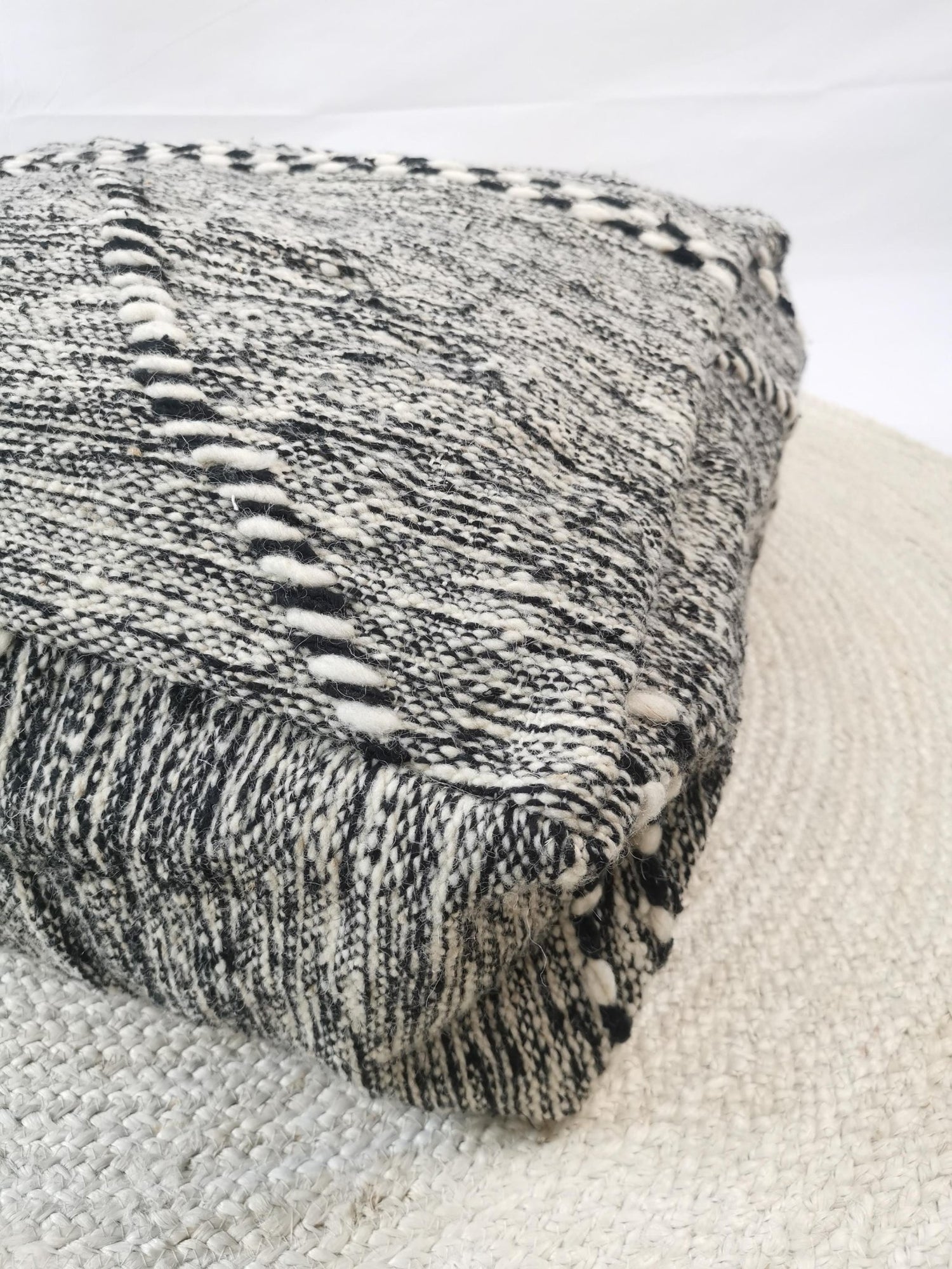 Marokkanischer Vintage Pouf, Berber Bodenkissen, Sitzkissen aus Wolle, Vintage Bodenkissen, Home Decor eklektisch - CocosyBerlin