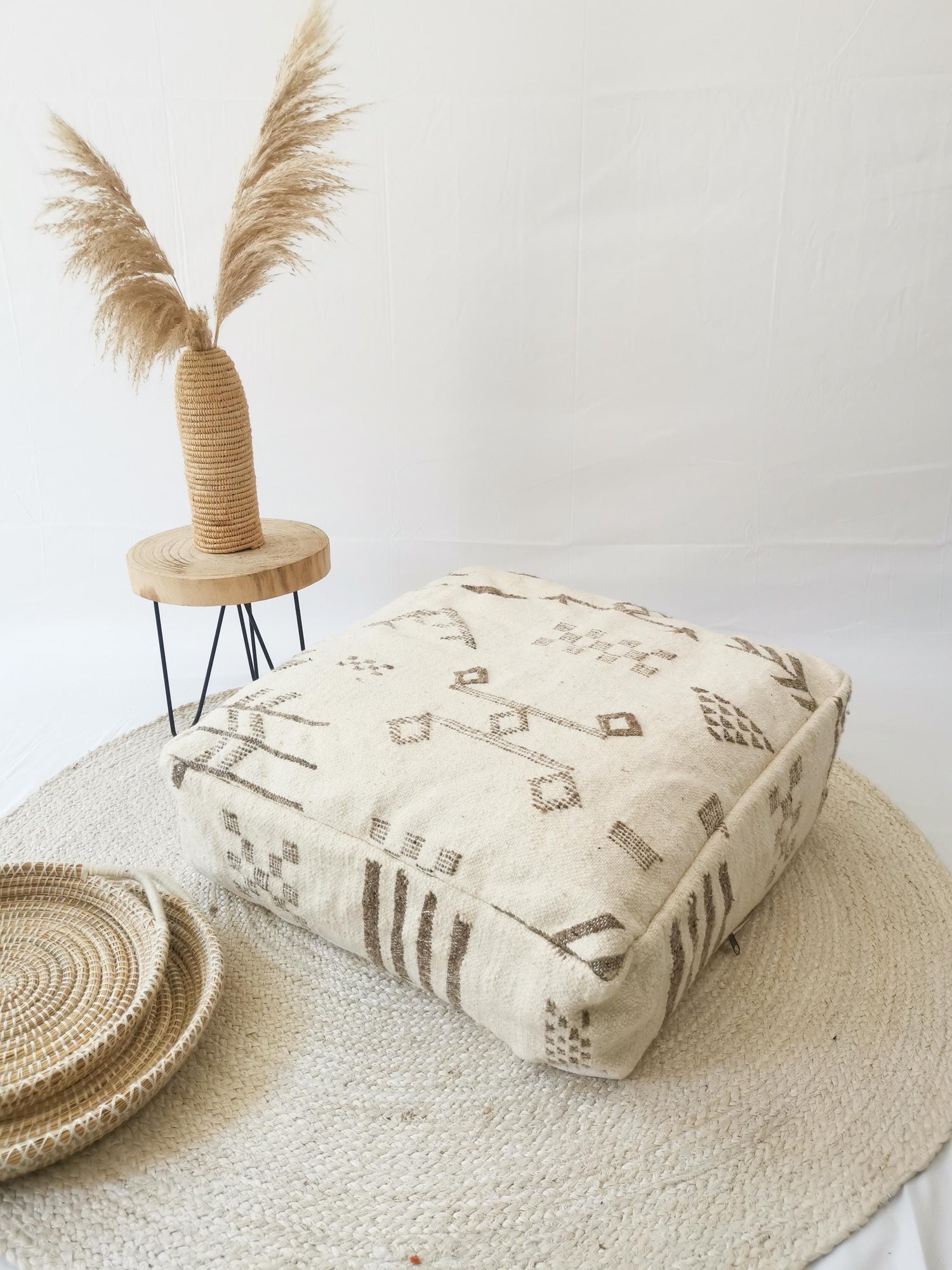 Marokkanischer Pouf, Beni Ourain Bodenkissen, geometrische Muster Taupe, Boho Sitzkissen, Meditationskissen aus Wolle, Handarbeit