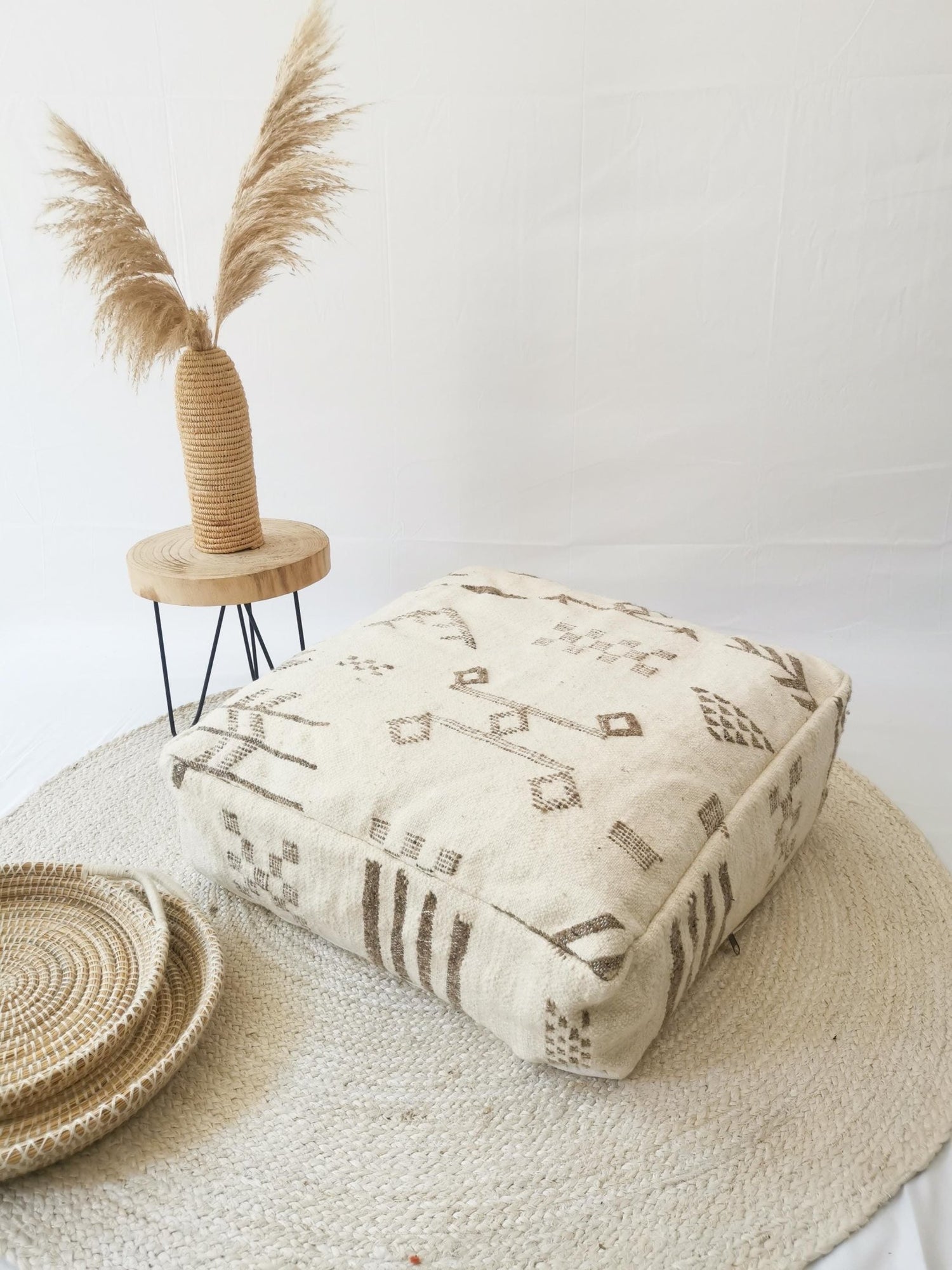 Marokkanischer Pouf, Beni Ourain Bodenkissen, geometrische Muster Taupe, Boho Sitzkissen, Meditationskissen aus Wolle, Handarbeit - CocosyBerlin