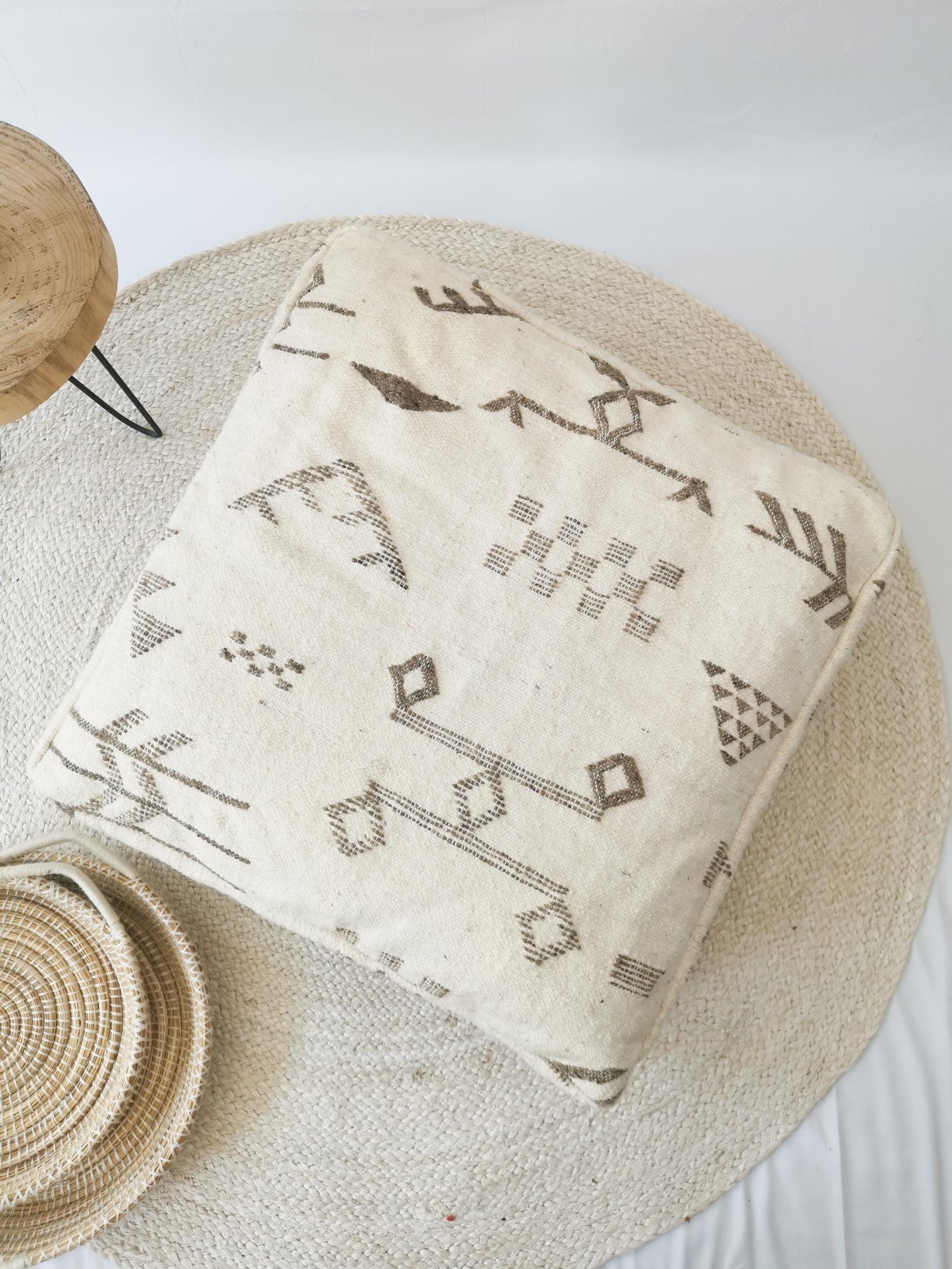 Marokkanischer Pouf, Beni Ourain Bodenkissen, geometrische Muster Taupe, Boho Sitzkissen, Meditationskissen aus Wolle, Handarbeit