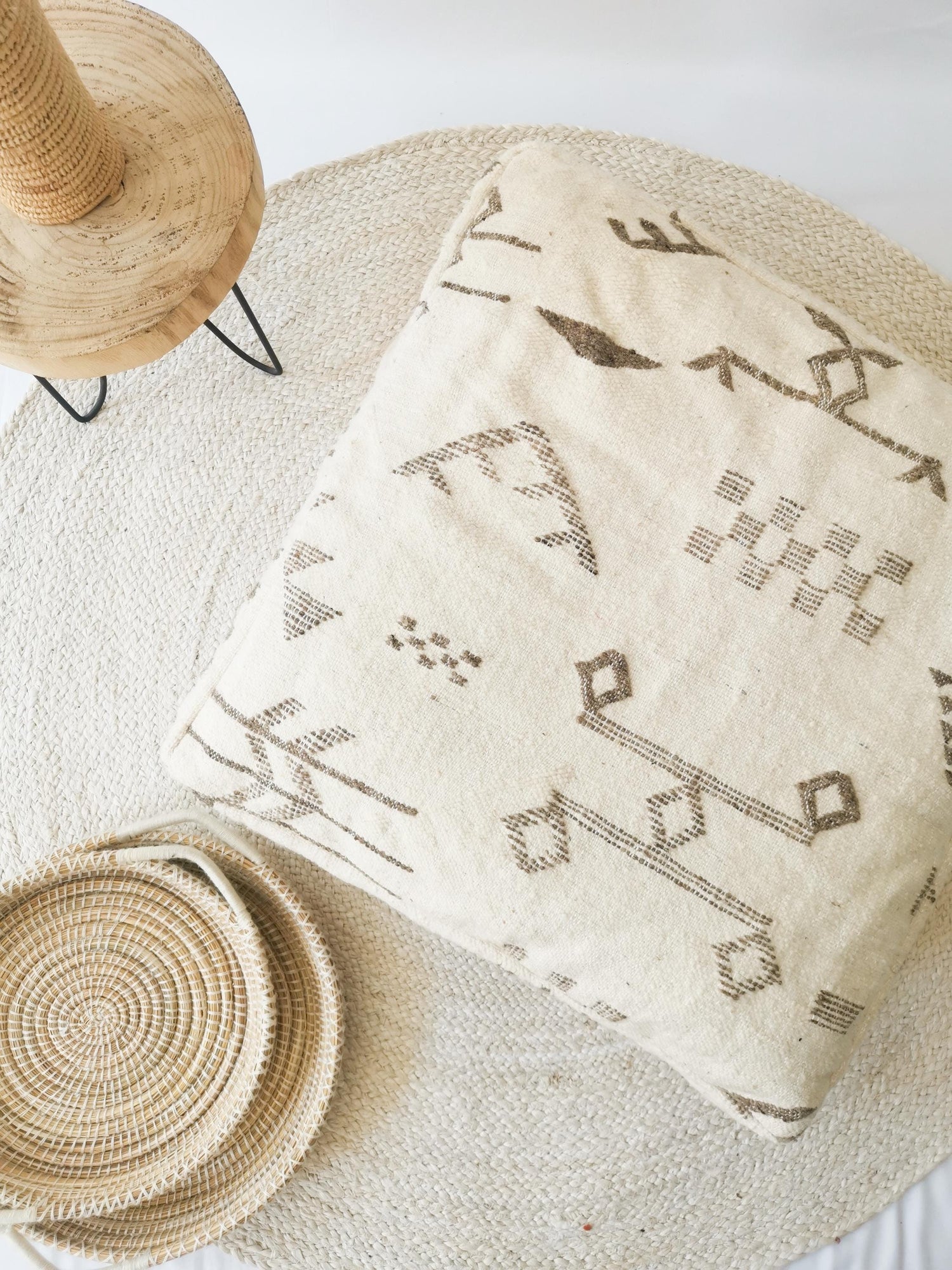 Marokkanischer Pouf, Beni Ourain Bodenkissen, geometrische Muster Taupe, Boho Sitzkissen, Meditationskissen aus Wolle, Handarbeit