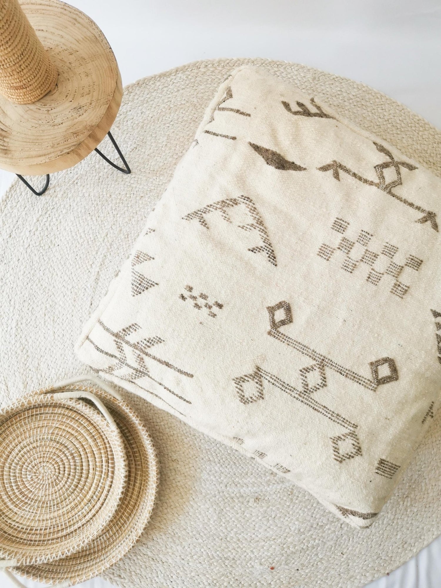 Marokkanischer Pouf, Beni Ourain Bodenkissen, geometrische Muster Taupe, Boho Sitzkissen, Meditationskissen aus Wolle, Handarbeit - CocosyBerlin