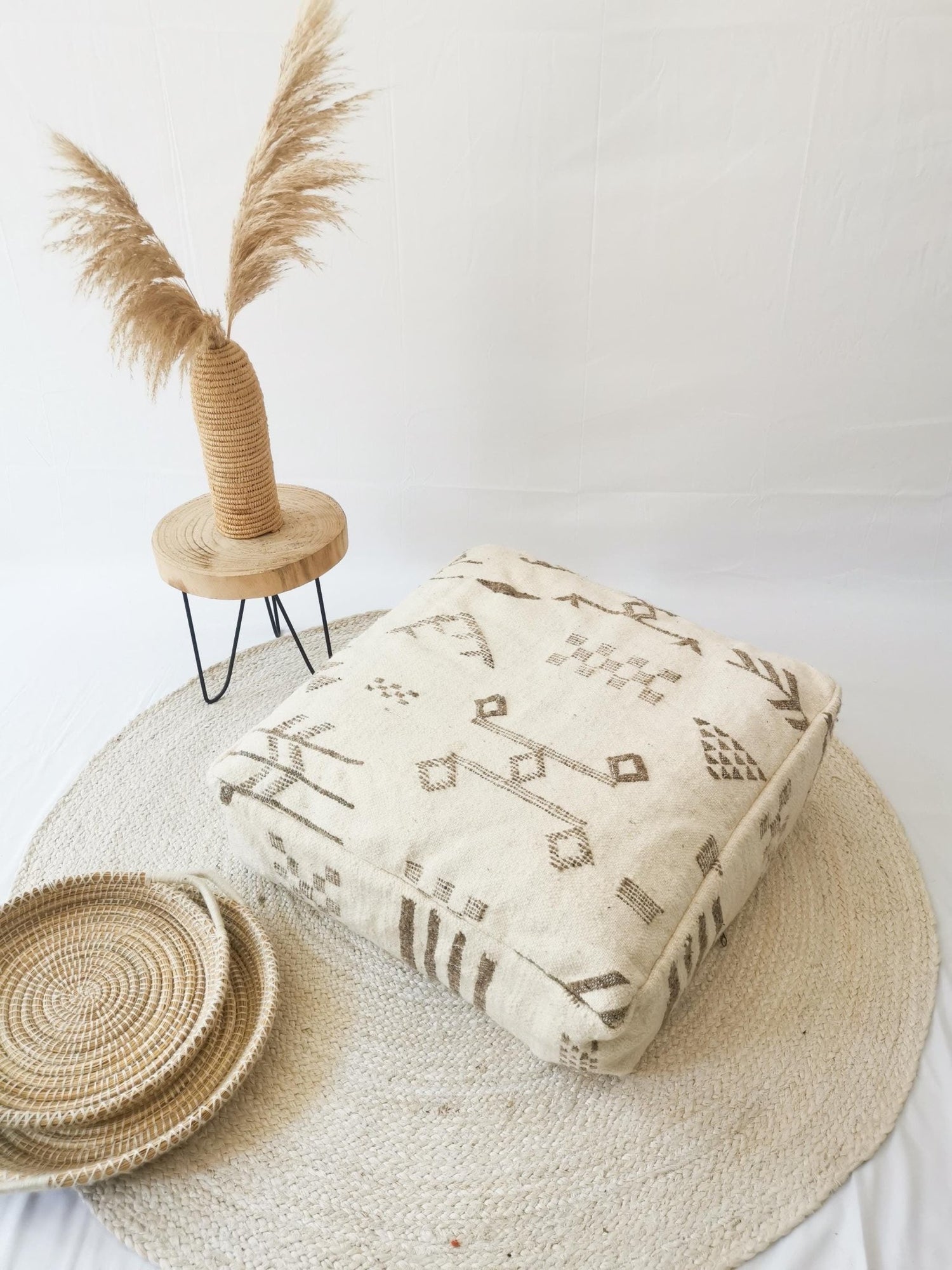 Marokkanischer Pouf, Beni Ourain Bodenkissen, geometrische Muster Taupe, Boho Sitzkissen, Meditationskissen aus Wolle, Handarbeit - CocosyBerlin