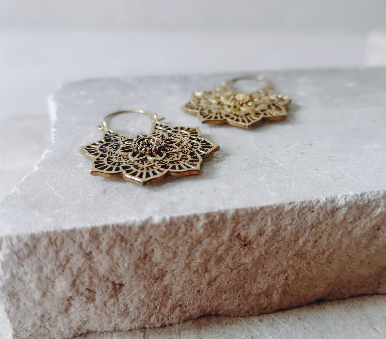 Kleine Mandala Blume Ohrringe aus Messing, Goldene Ohrringe, Boho Ohrringe, Hippie Ohrringe - CocosyBerlin