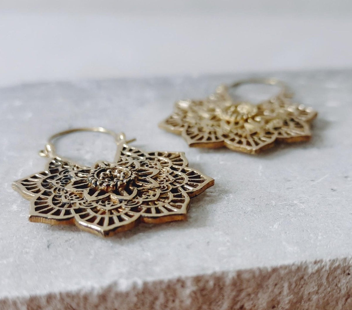 Kleine Mandala Blume Ohrringe aus Messing, Goldene Ohrringe, Boho Ohrringe, Hippie Ohrringe - CocosyBerlin