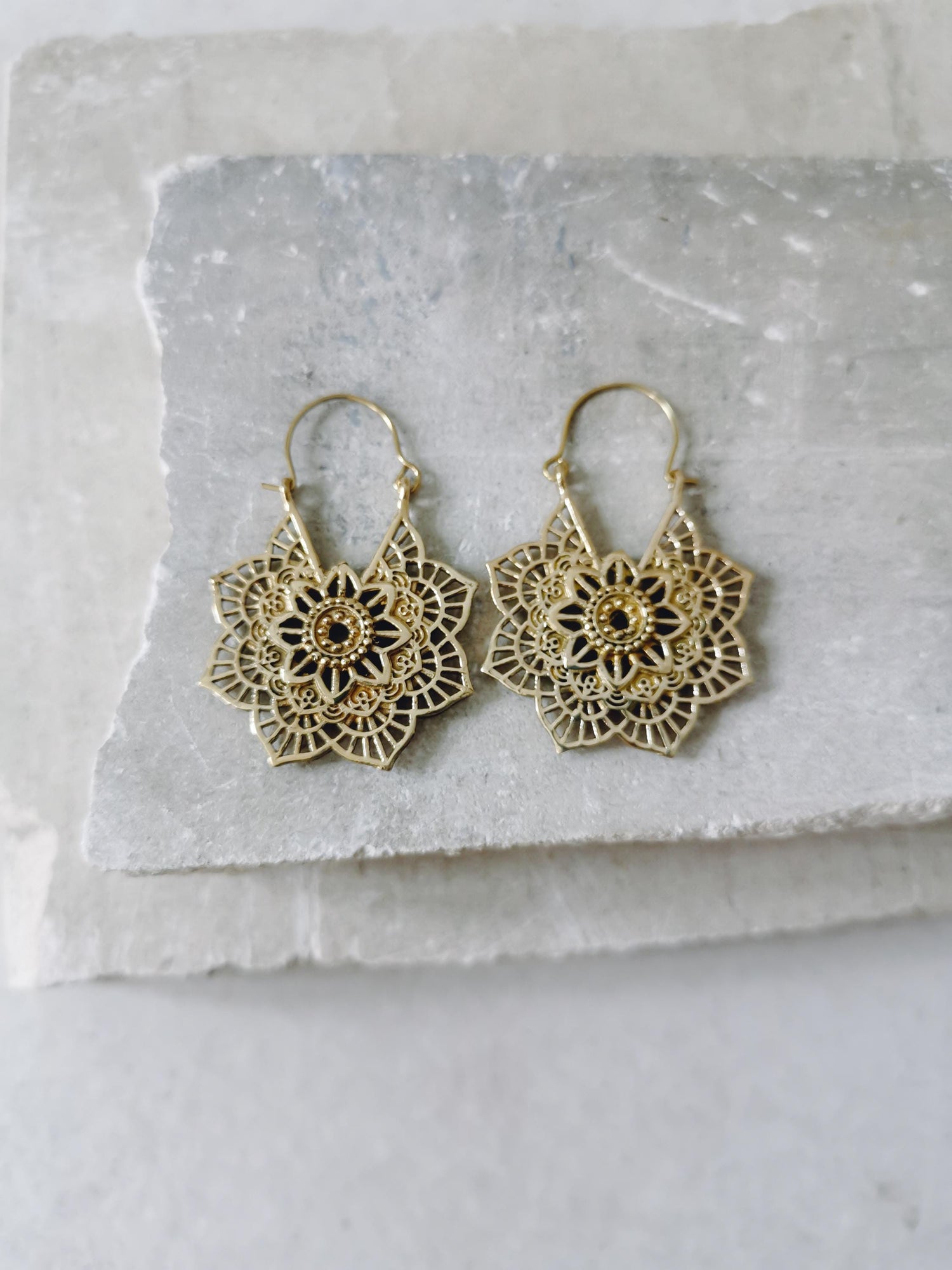 Small mandala flower earrings made of brass, golden earrings, boho earrings, hippie earrings