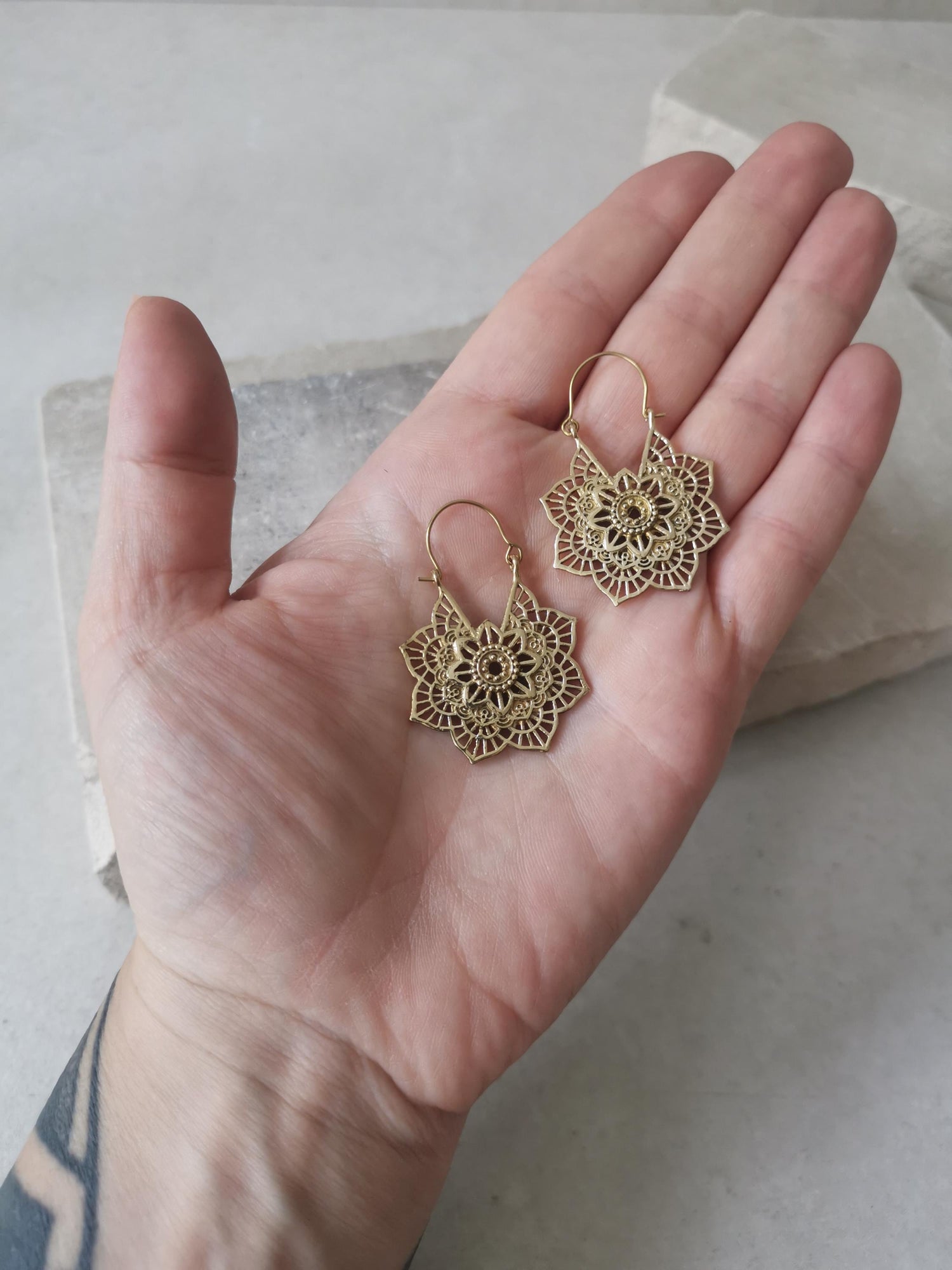 Petites boucles d'oreilles fleur mandala en laiton, boucles d'oreilles dorées, boucles d'oreilles bohèmes, boucles d'oreilles hippies