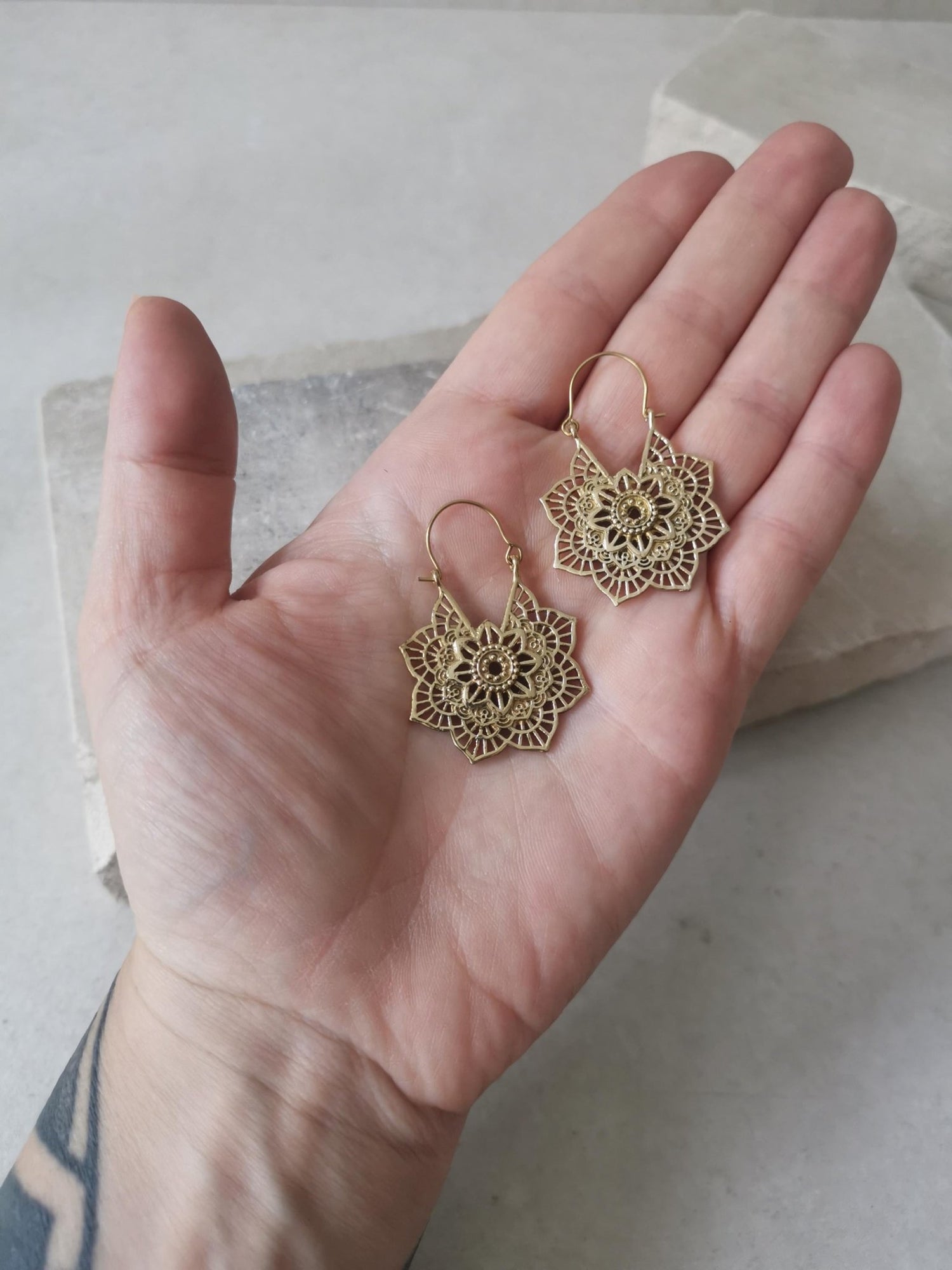 Kleine Mandala Blume Ohrringe aus Messing, Goldene Ohrringe, Boho Ohrringe, Hippie Ohrringe - CocosyBerlin
