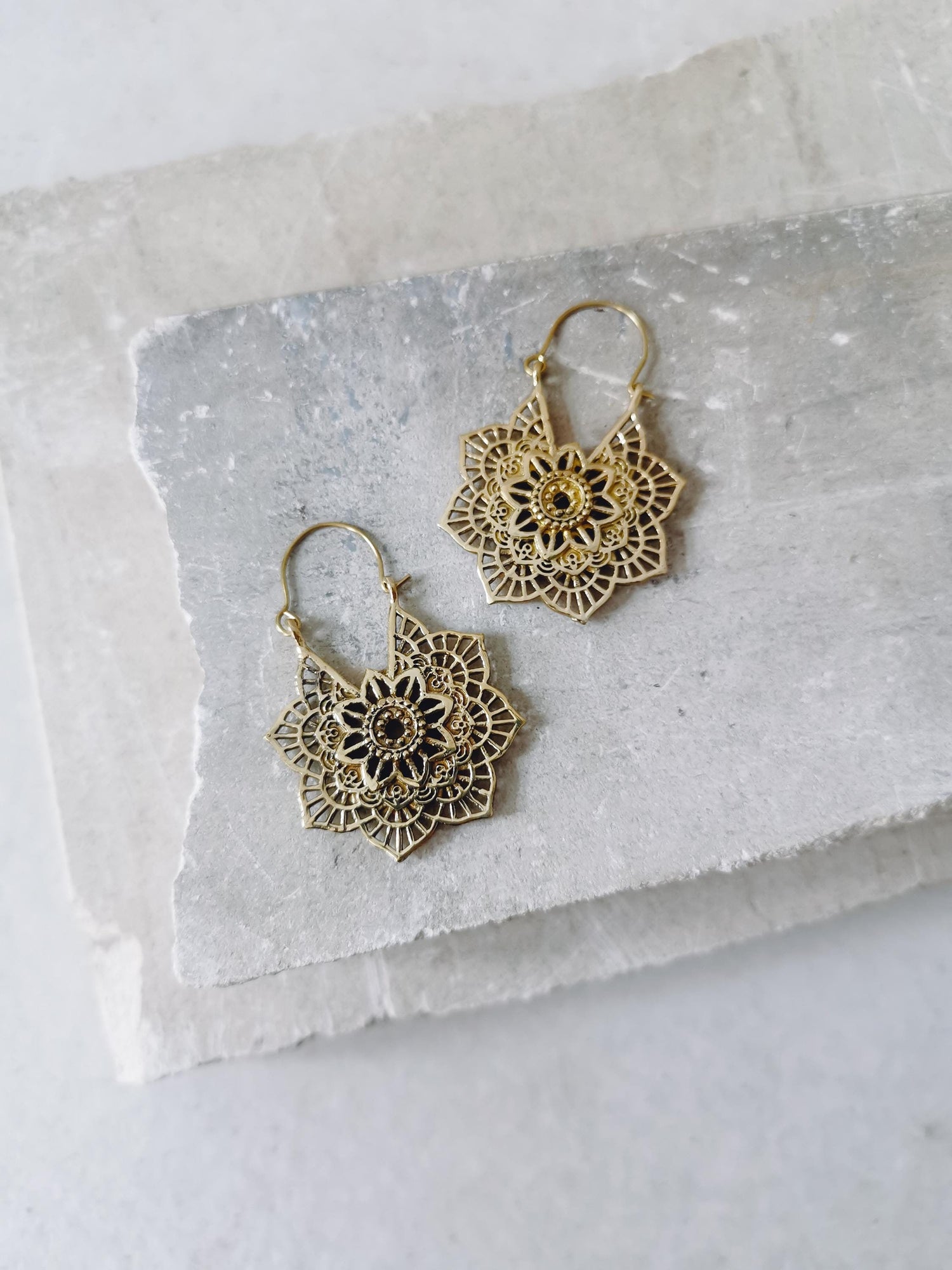Petites boucles d'oreilles fleur mandala en laiton, boucles d'oreilles dorées, boucles d'oreilles bohèmes, boucles d'oreilles hippies