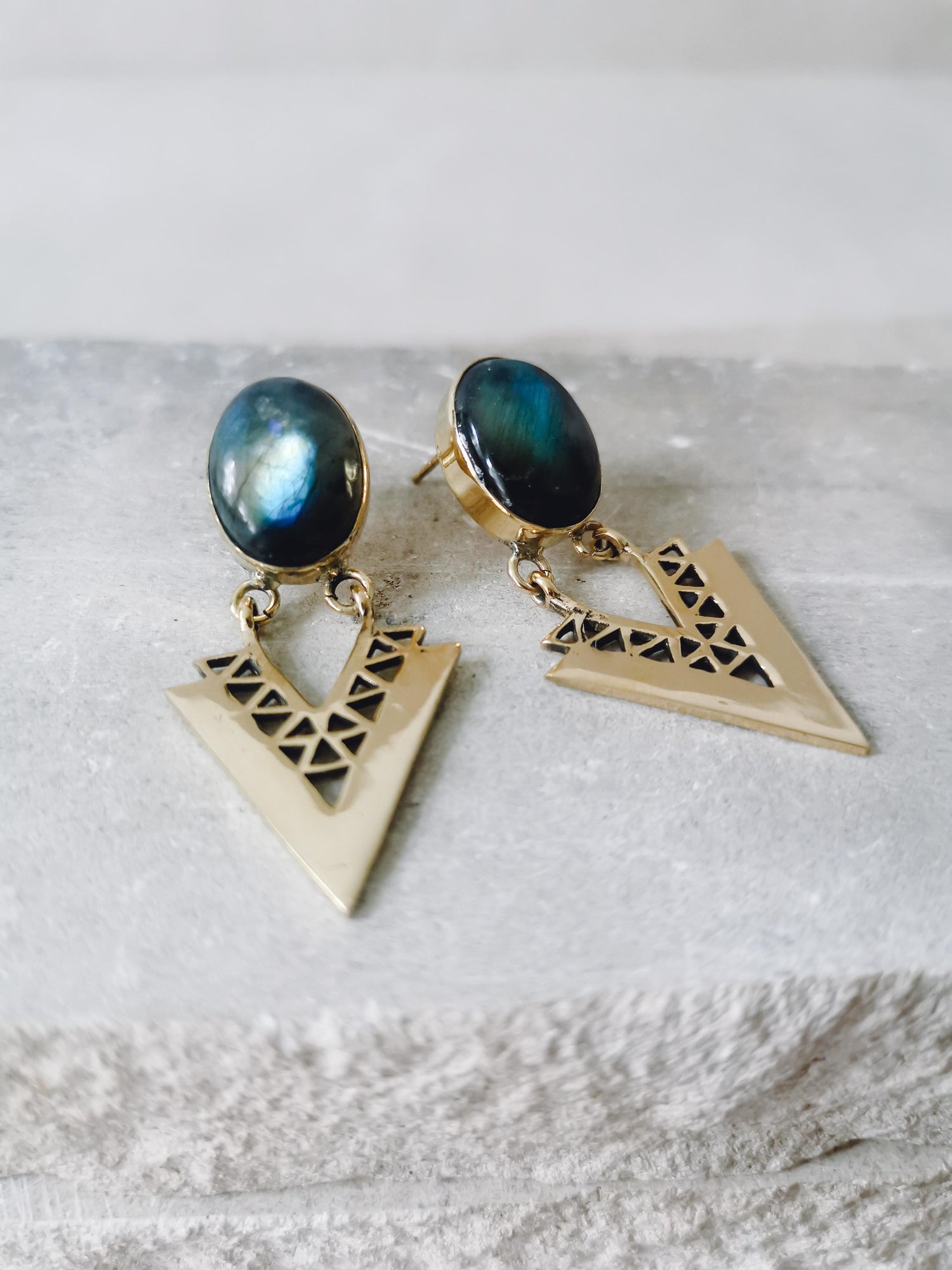 Boucles d'oreilles en laiton avec labradorite, boucles d'oreilles à tige avec pierre précieuse, boucles d'oreilles en or, boucles d'oreilles bohèmes, boucles d'oreilles hippies en labradorite