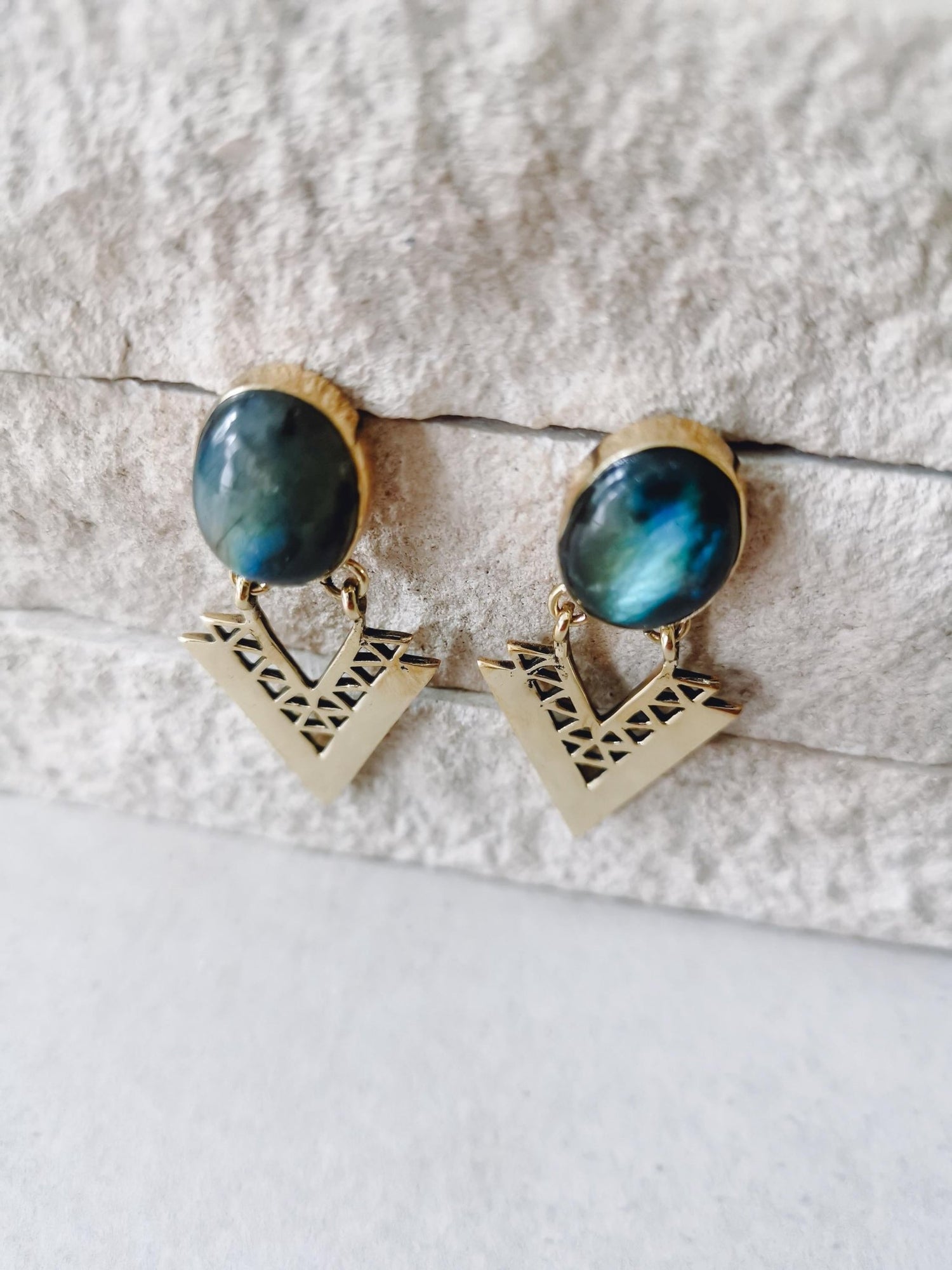 Messing Ohrringe mit Labradorit, Ohrstecker Ohrringe mit Edelstein, Goldene Ohrringe, Boho Ohrringe, Hippie Labradorit Ohrringe - CocosyBerlin