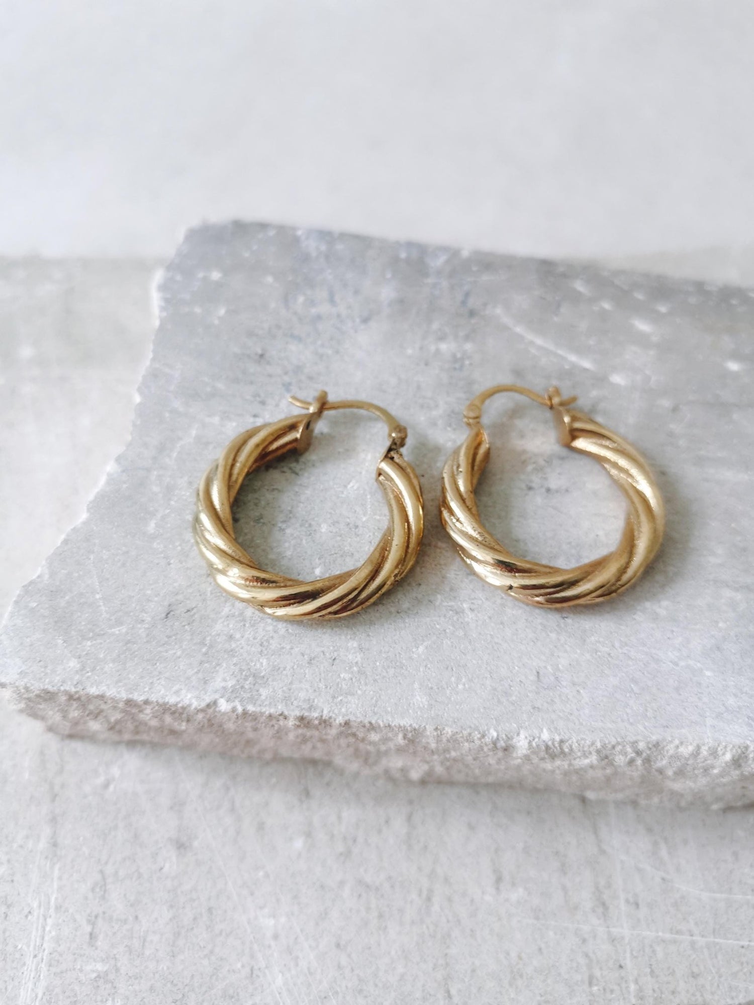 Creolen Messing gold, Creolen twisted geflochten verdreht, goldene runde Ohrringe - CocosyBerlin