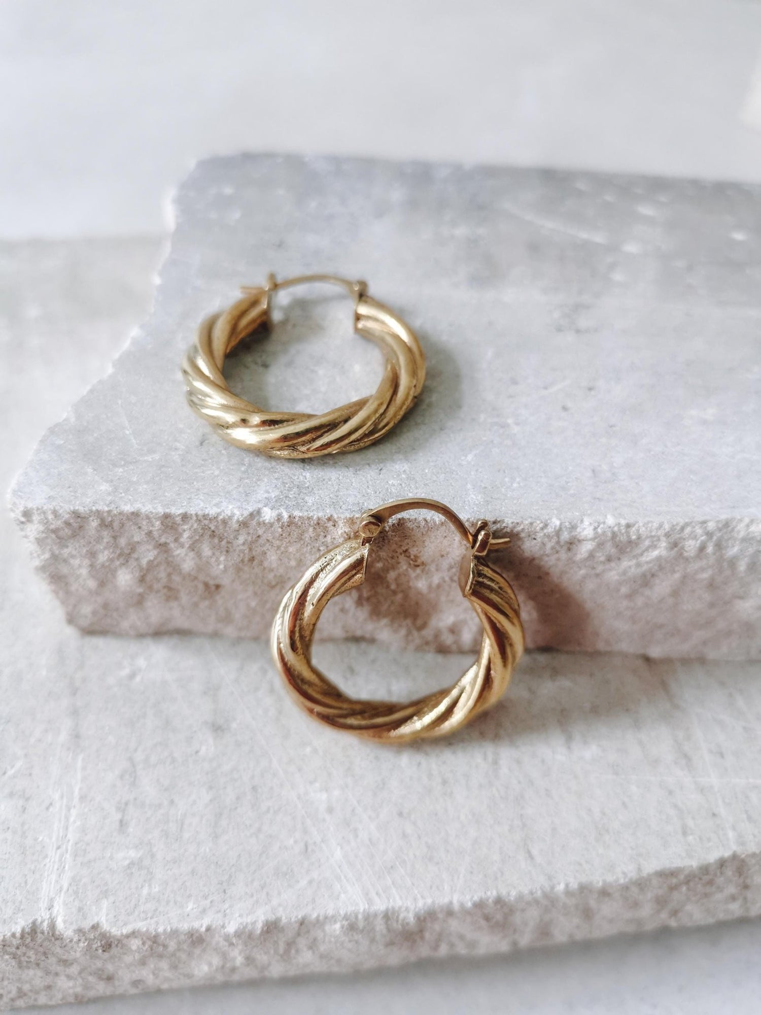 Creolen Messing gold, Creolen twisted geflochten verdreht, goldene runde Ohrringe - CocosyBerlin