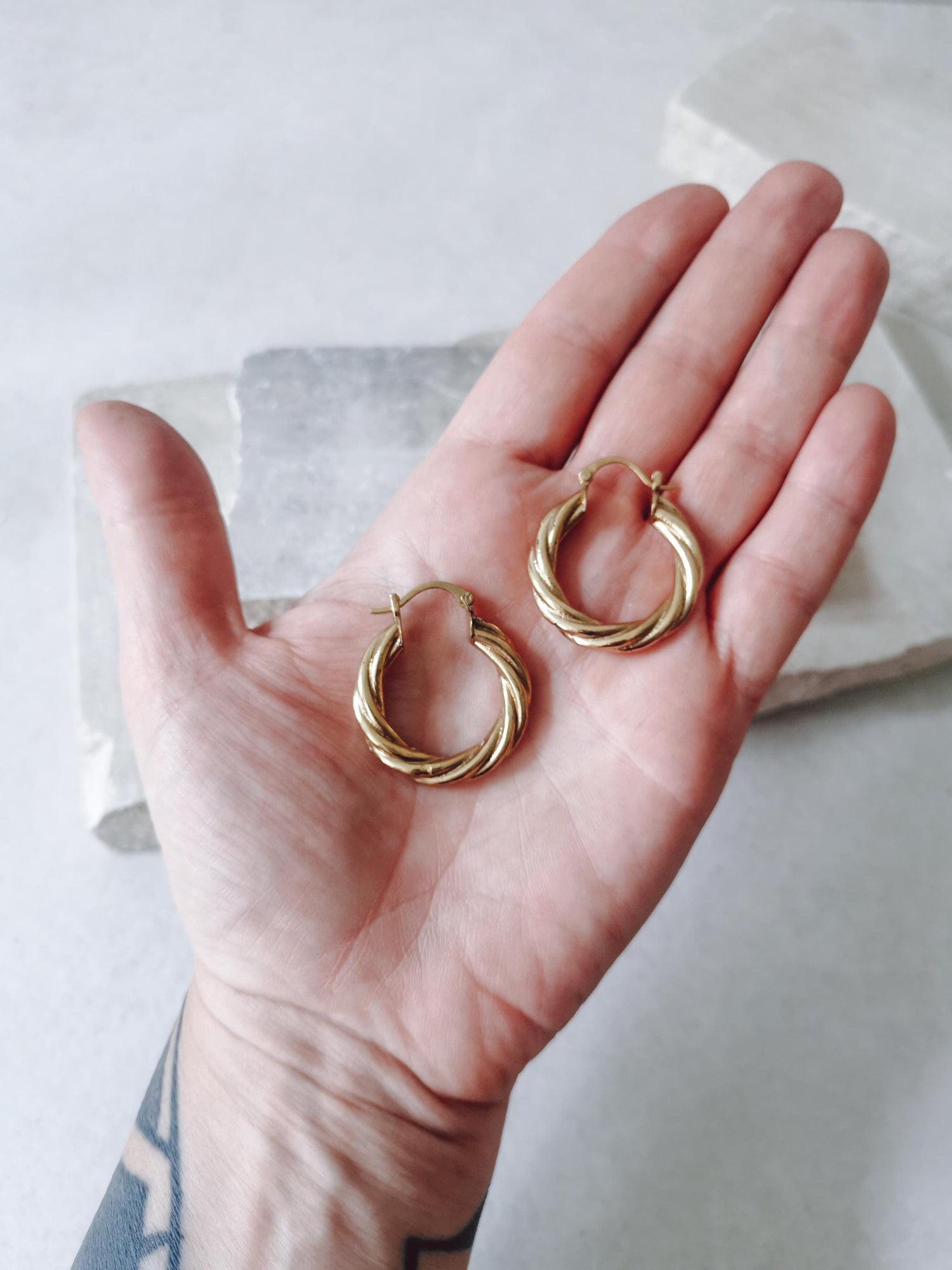 Creolen Messing gold, Creolen twisted geflochten verdreht, goldene runde Ohrringe