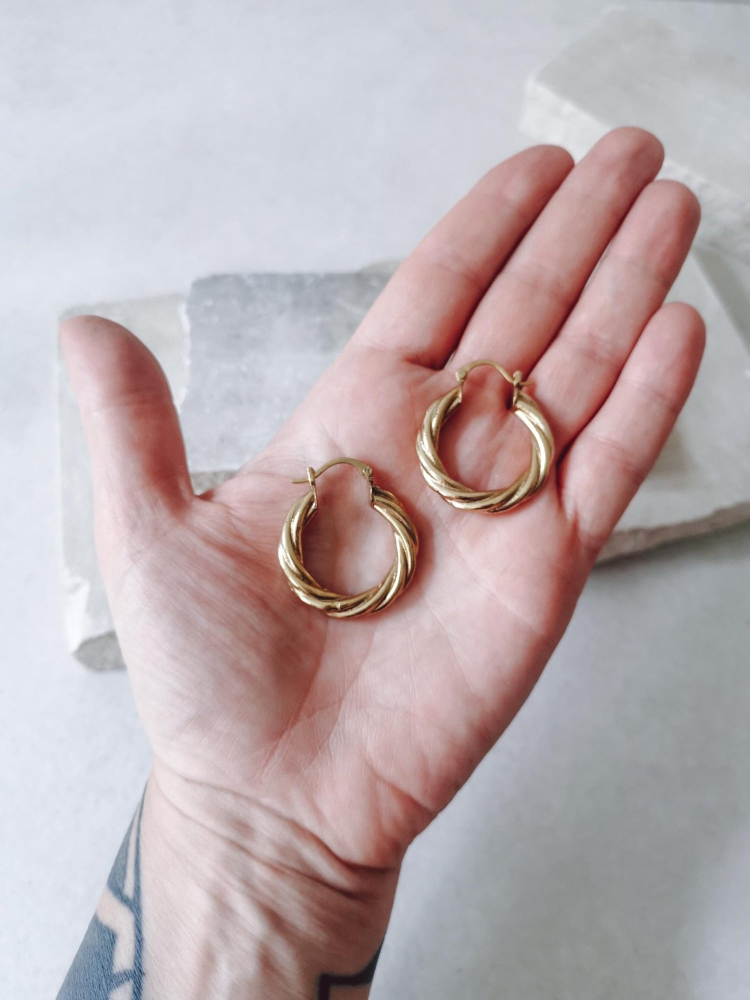 Creolen Messing gold, Creolen twisted geflochten verdreht, goldene runde Ohrringe - CocosyBerlin