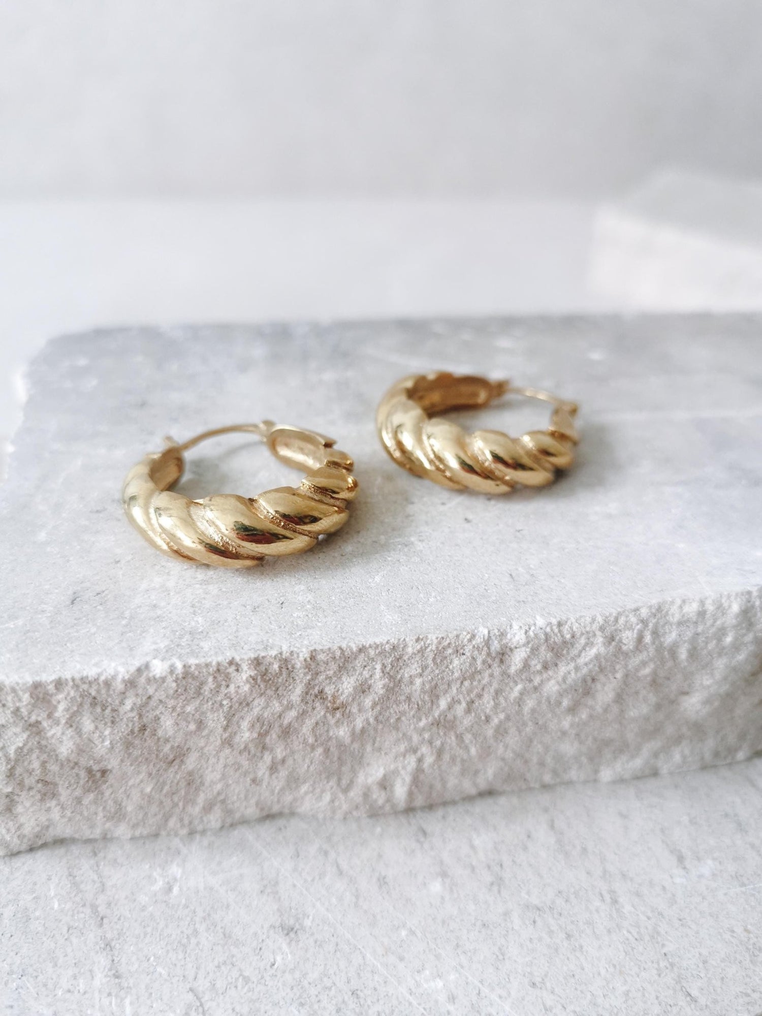 Croissant Creolen Messing gold, Creolen twisted geflochten verdreht, goldene runde Ohrringe - CocosyBerlin