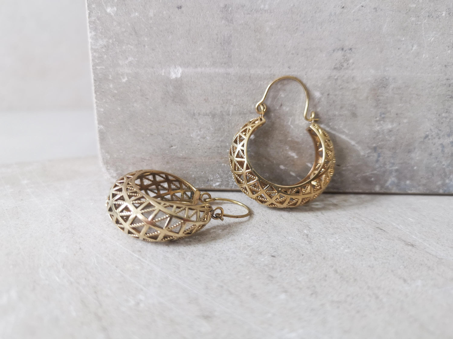 Grandes boucles d'oreilles créoles tribales, boucles d'oreilles dorées tendance, boucles d'oreilles créoles en treillis de laiton, boucles d'oreilles bohèmes épaisses