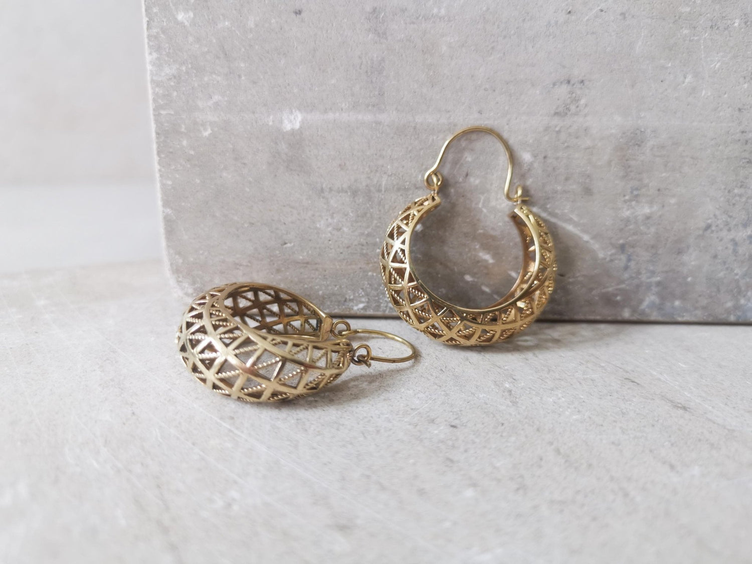 Grosse Creolen Tribal, Statement Goldene Ohrringe, Gitter Creolen aus Messing, Chunky Boho Ohrringe - CocosyBerlin