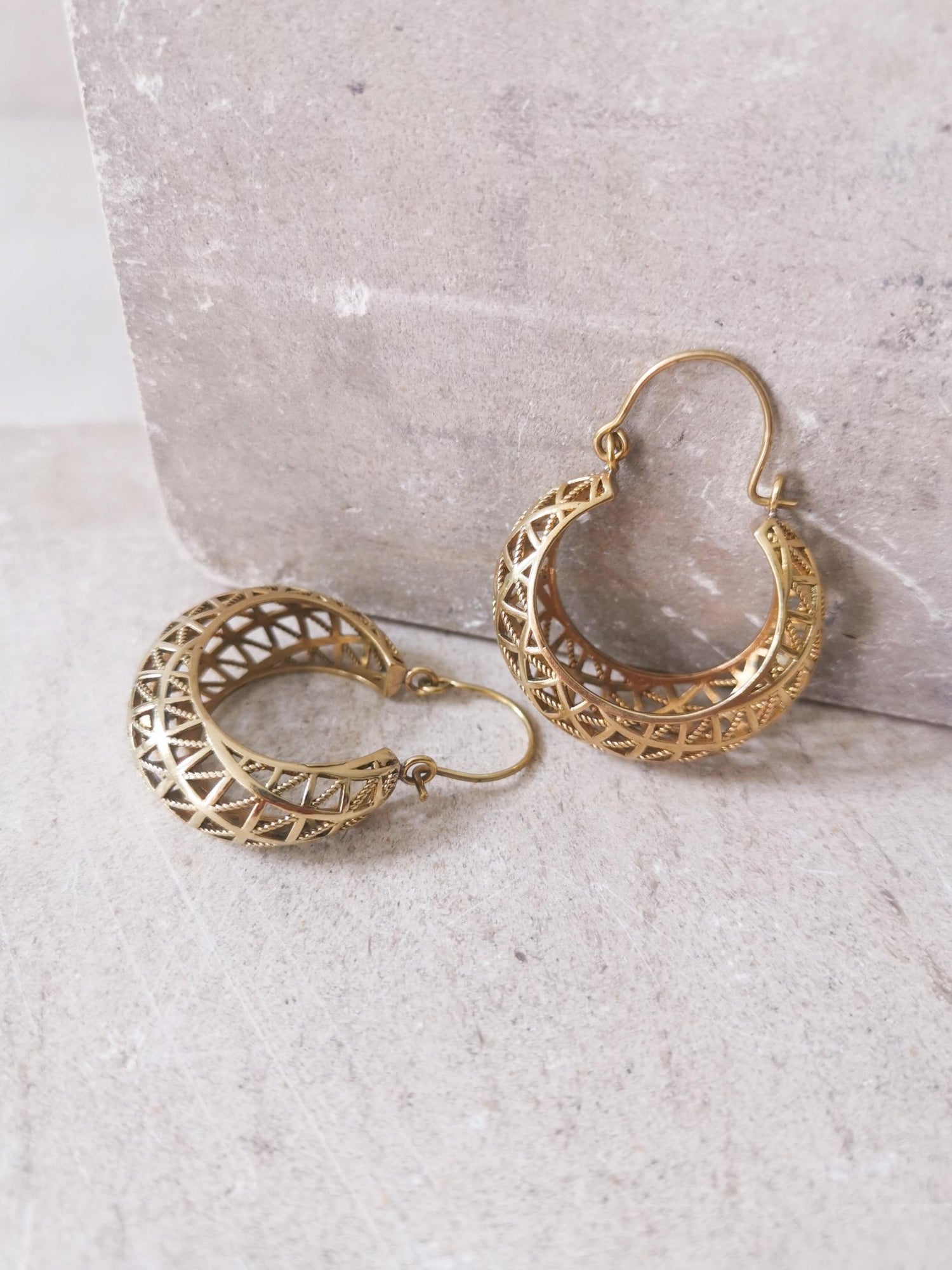 Grosse Creolen Tribal, Statement Goldene Ohrringe, Gitter Creolen aus Messing, Chunky Boho Ohrringe - CocosyBerlin