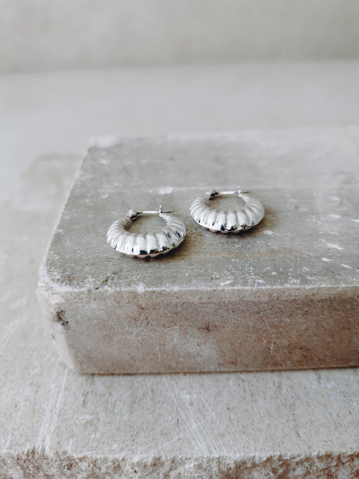 Croissant Creolen aus Sterling Silber, kleine minimalistische 925 Silber Kreolen, Silber Ohrringe twisted