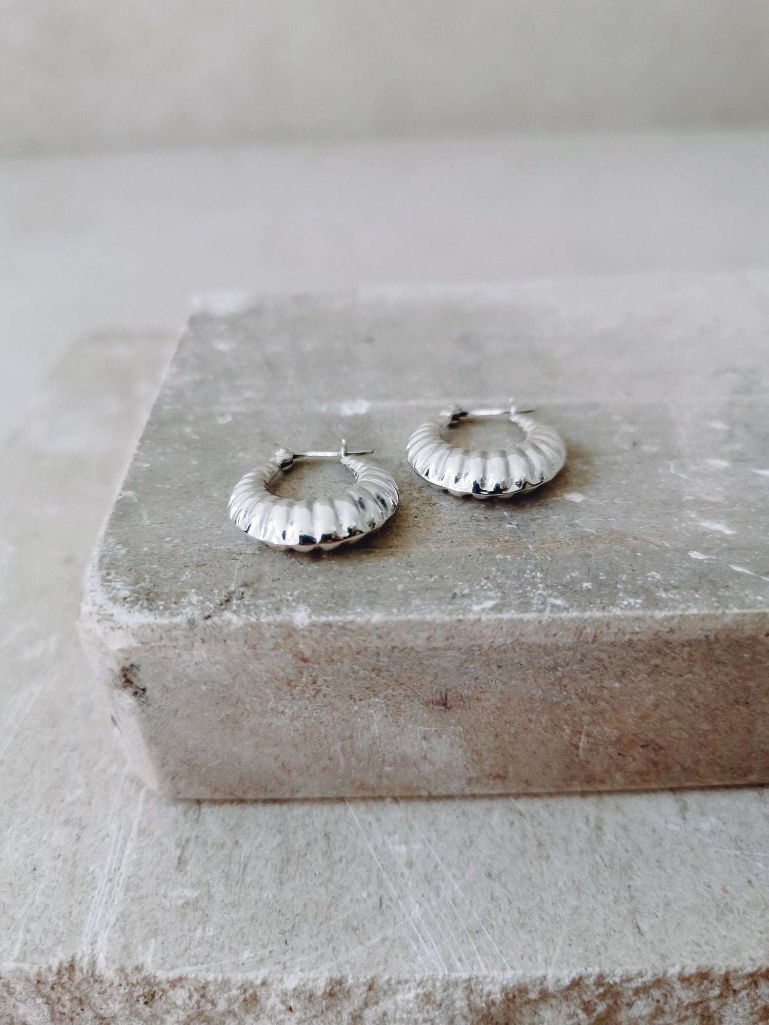 Croissant Creolen aus Sterling Silber, kleine minimalistische 925 Silber Kreolen, Silber Ohrringe twisted - CocosyBerlin