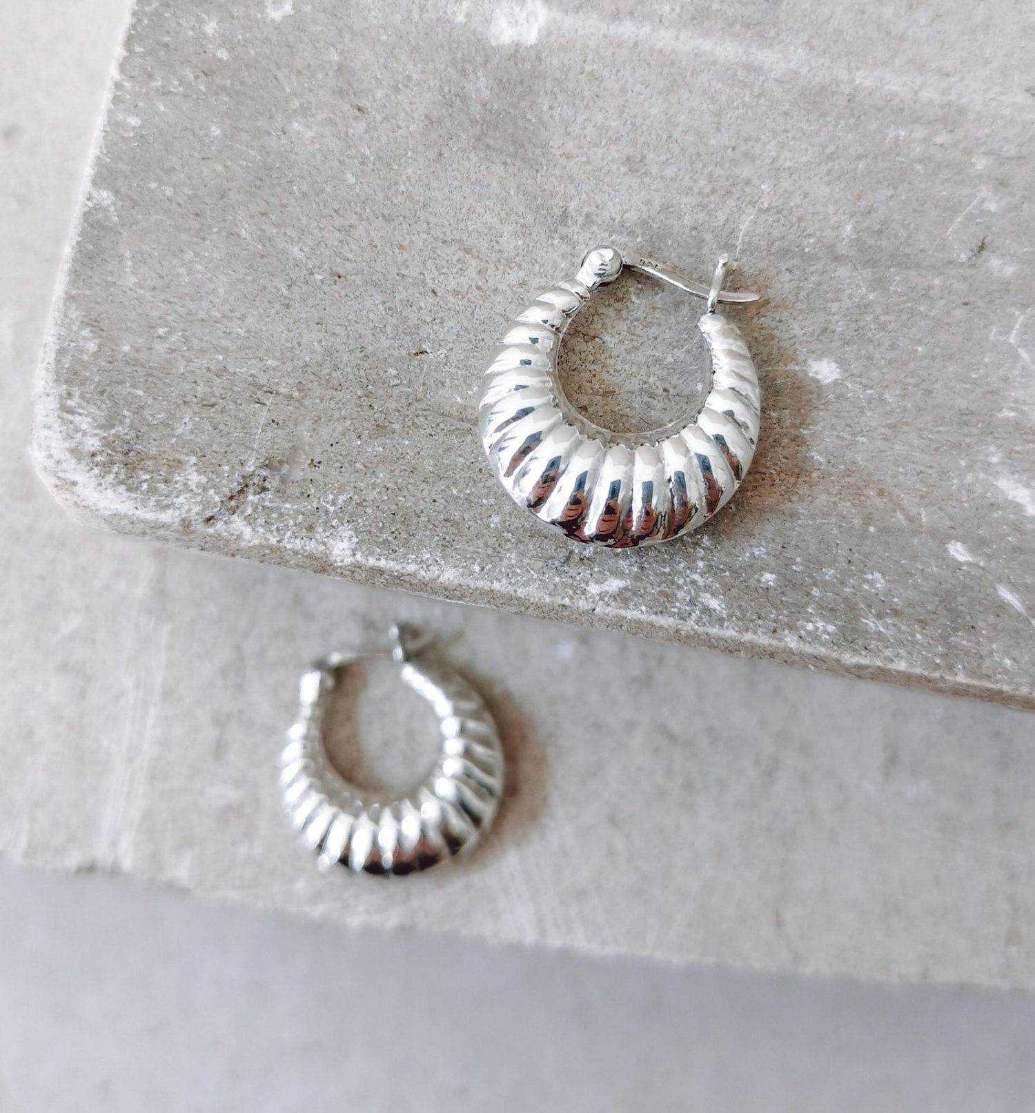 Croissant Creolen aus Sterling Silber, kleine minimalistische 925 Silber Kreolen, Silber Ohrringe twisted