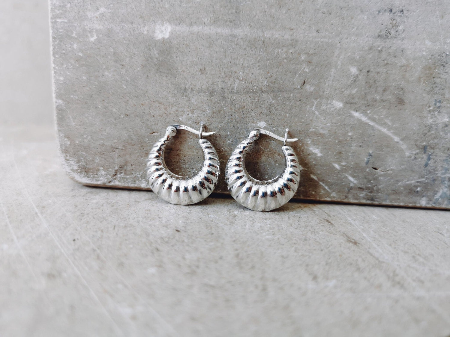 Croissant Creolen aus Sterling Silber, kleine minimalistische 925 Silber Kreolen, Silber Ohrringe twisted - CocosyBerlin