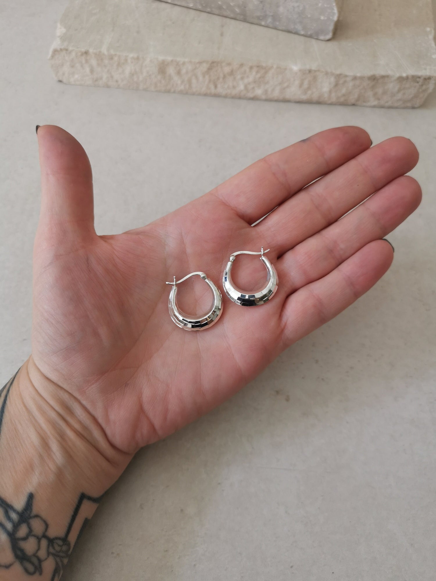 Discokugel Ohrringe aus Sterling Silber, 925 Silber Kreolen, Silber Ohrringe mit Facettenschliff (Discokugel-Design)