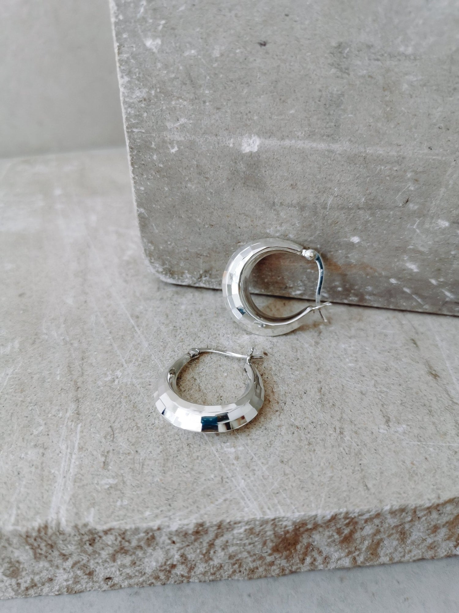 Discokugel Ohrringe aus Sterling Silber, 925 Silber Kreolen, Silber Ohrringe mit Facettenschliff (Discokugel - Design) - CocosyBerlin