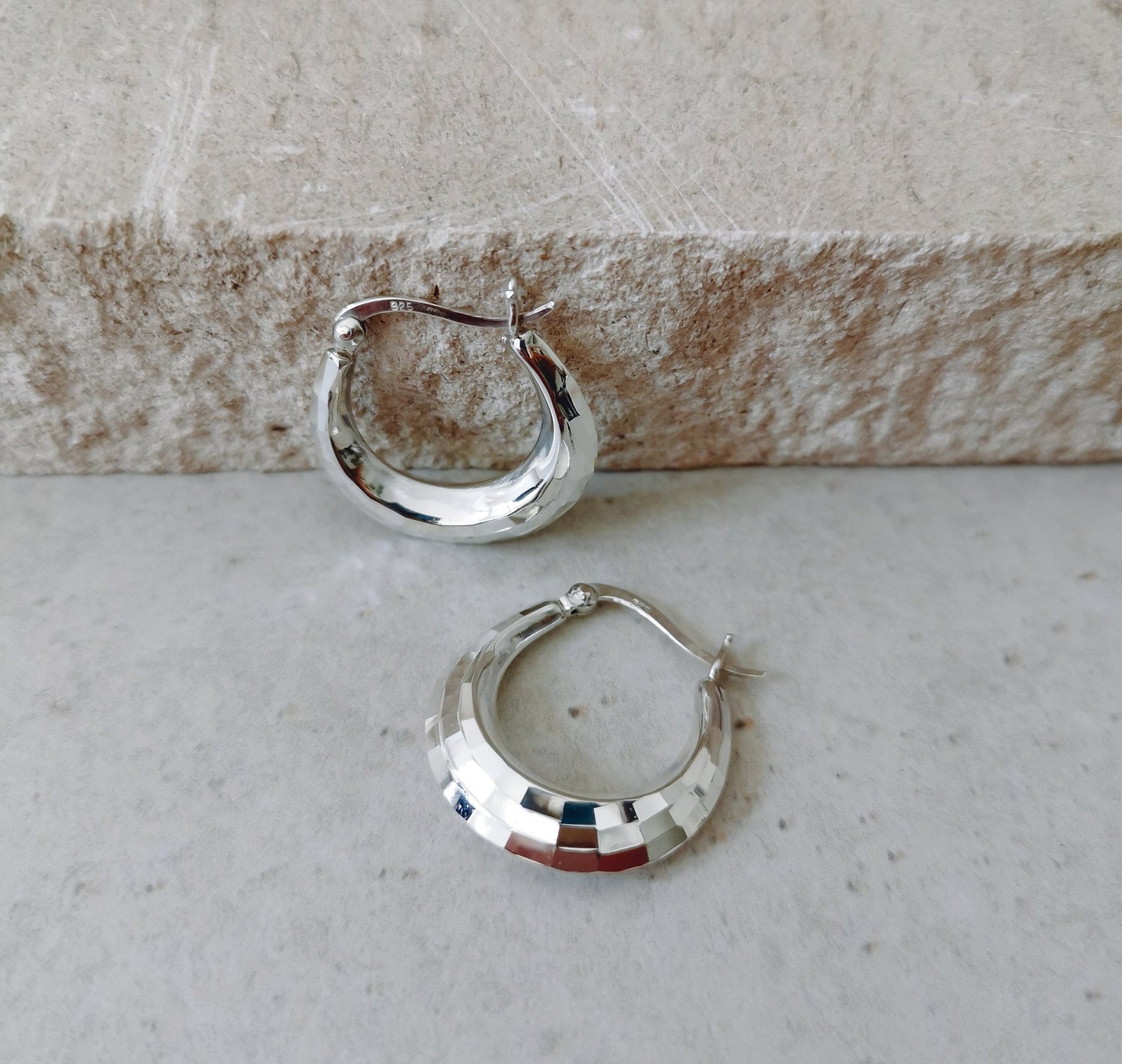 Discokugel Ohrringe aus Sterling Silber, 925 Silber Kreolen, Silber Ohrringe mit Facettenschliff (Discokugel-Design)