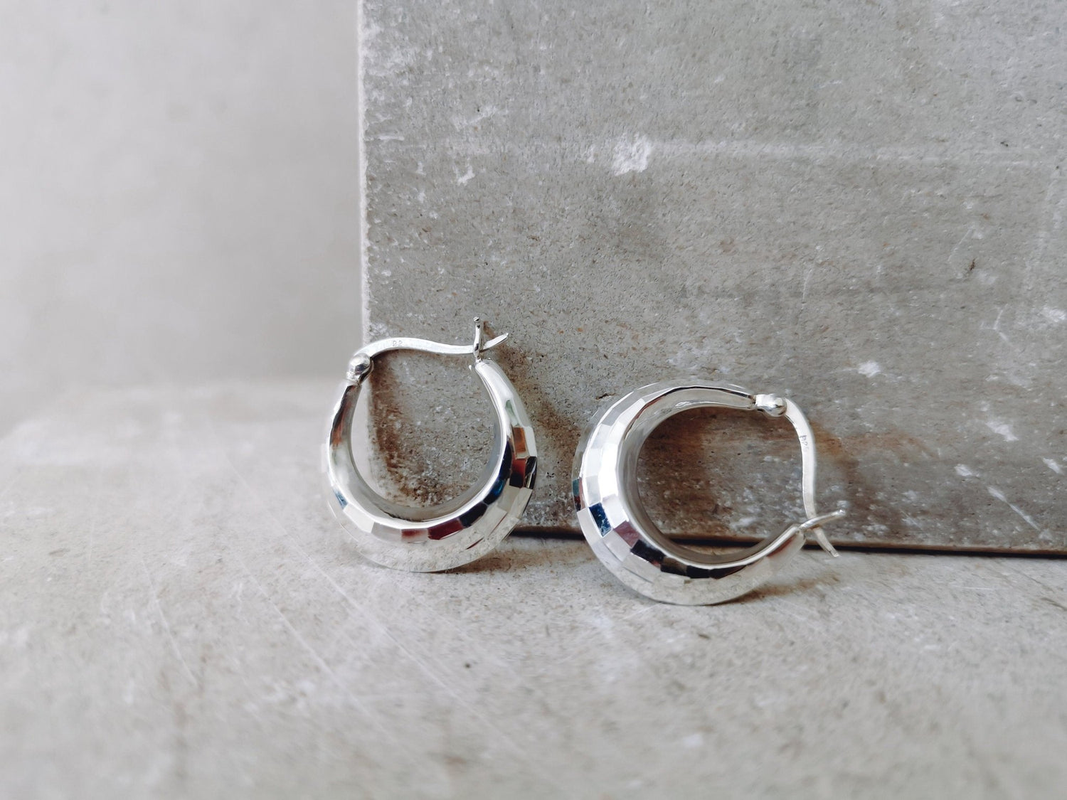 Discokugel Ohrringe aus Sterling Silber, 925 Silber Kreolen, Silber Ohrringe mit Facettenschliff (Discokugel - Design) - CocosyBerlin