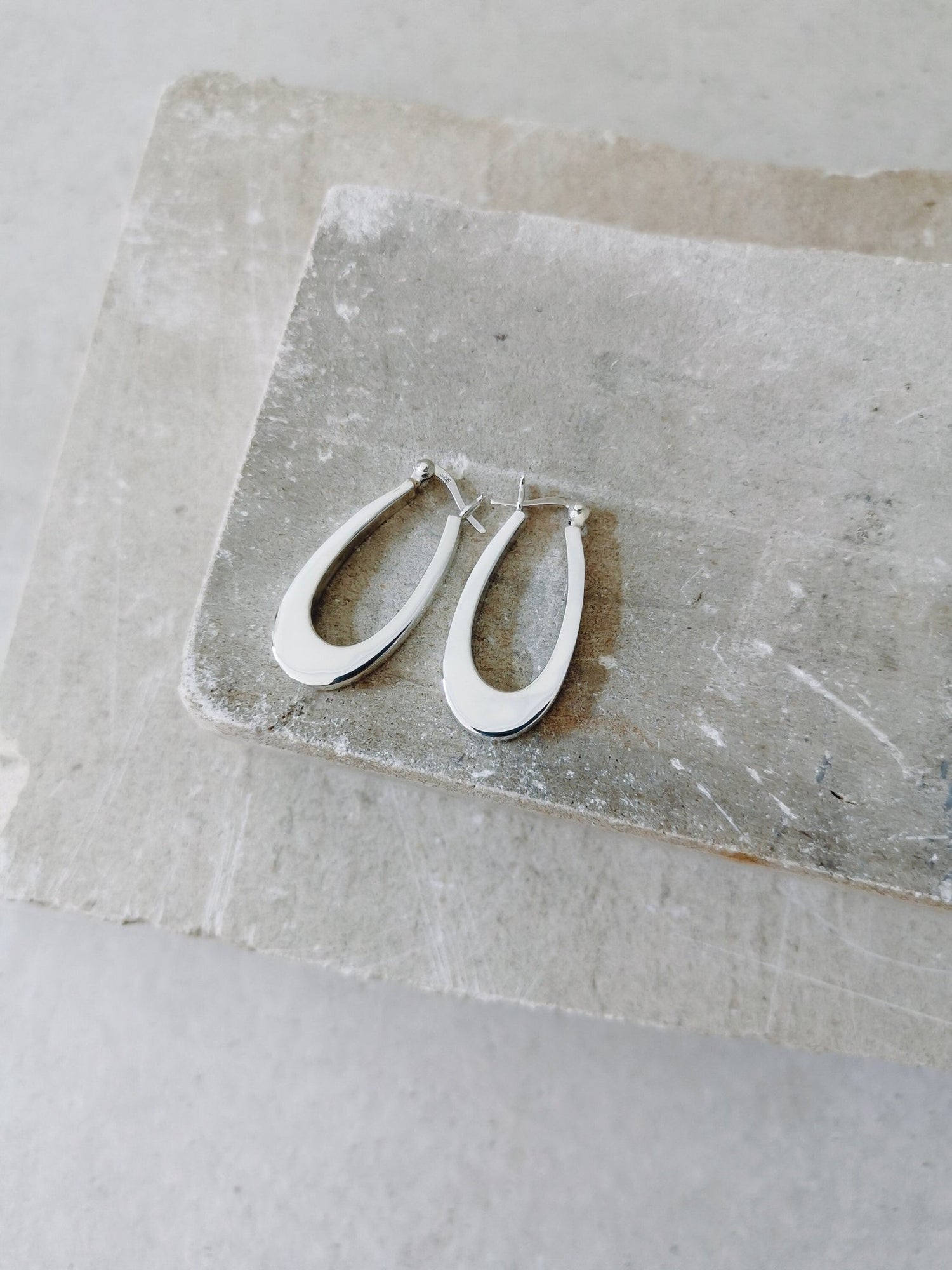 925 Silber ovale Creolen, Minimalistische Ohrringe, breite Statement Ohrringe aus Sterling Silber - CocosyBerlin