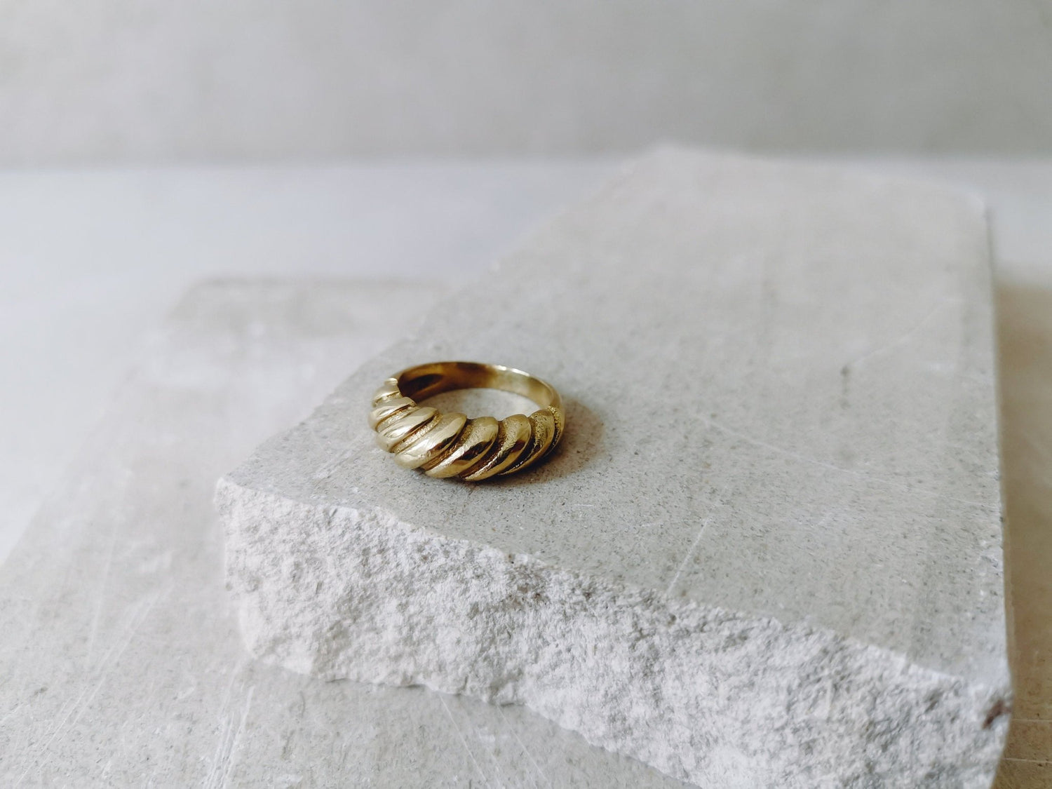 Croissant Ring aus goldenem Messing, Twisted Ring, Dome Ring Gold - CocosyBerlin