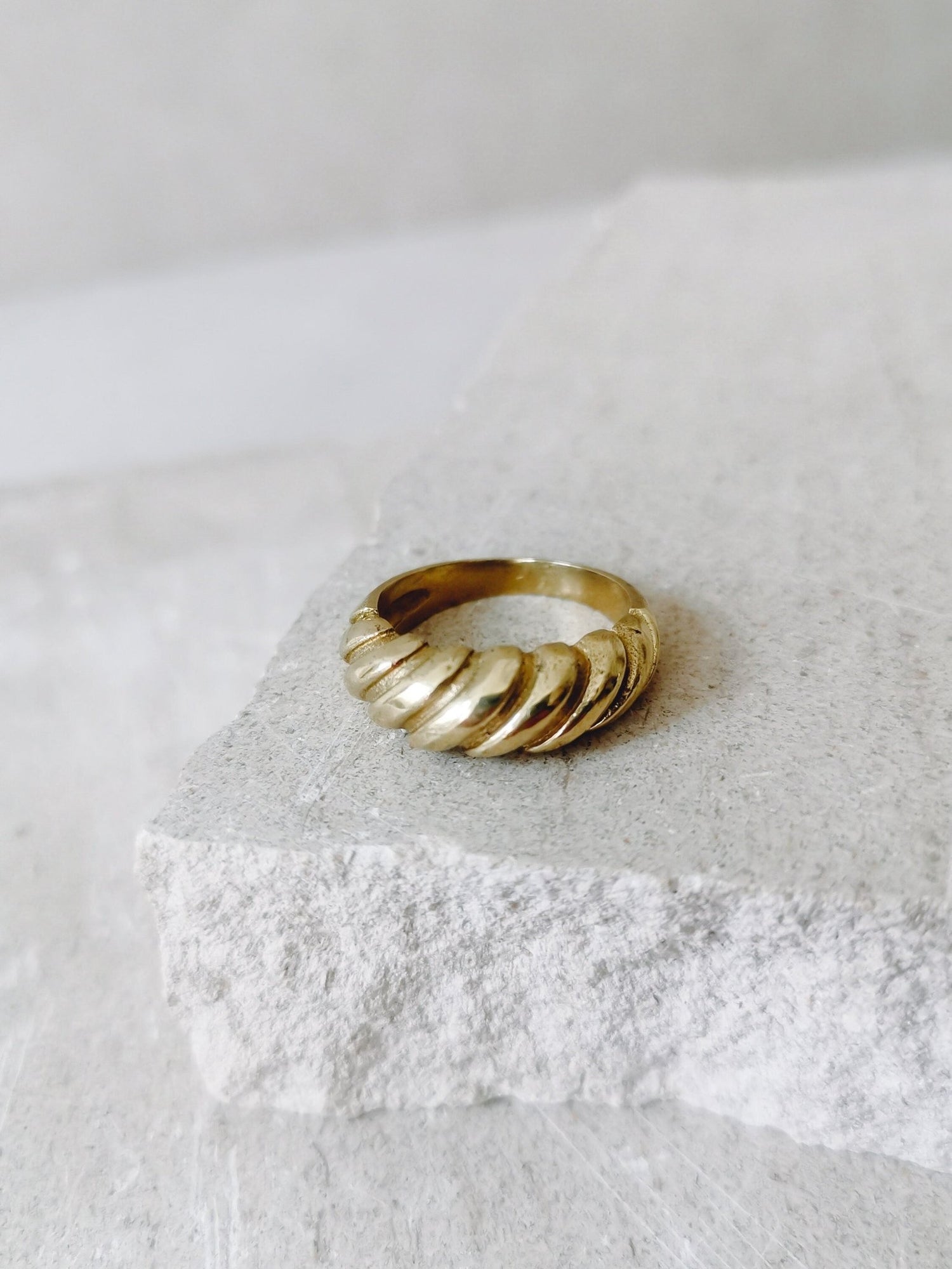 Croissant Ring aus goldenem Messing, Twisted Ring, Dome Ring Gold - CocosyBerlin