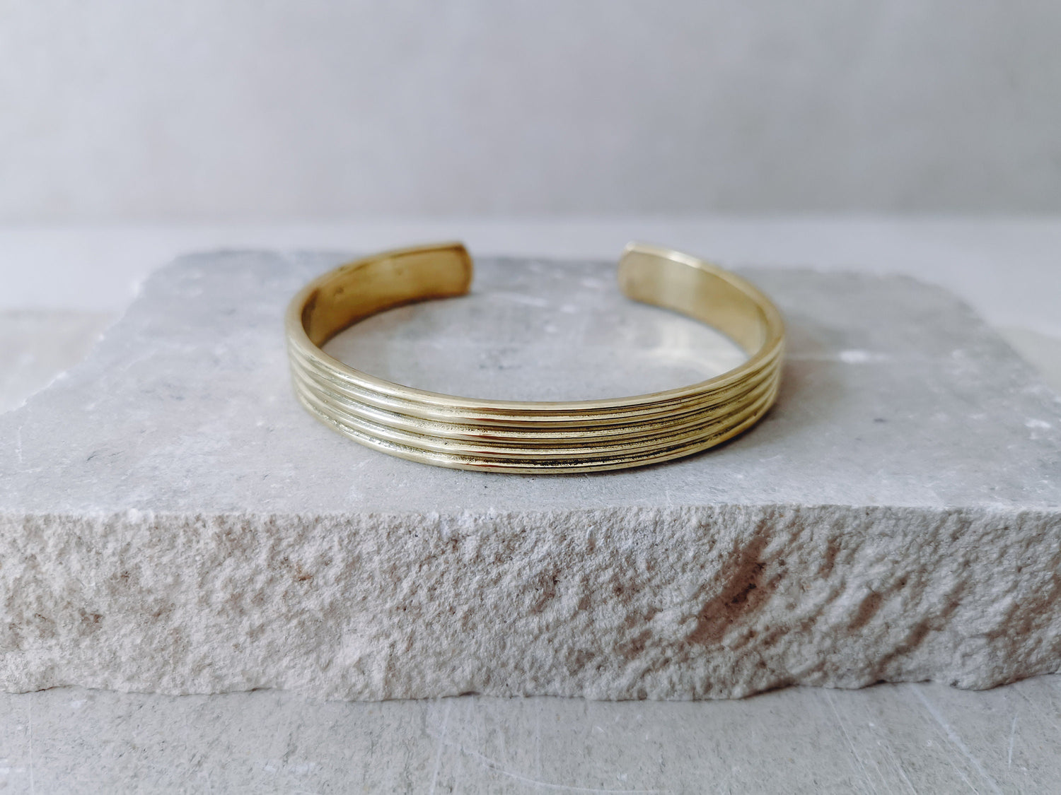 Breiter Armreif aus goldenem Messing verstellbar, Armreif aus massivem Messing gold, minimalistischer schlichter offener Armreif