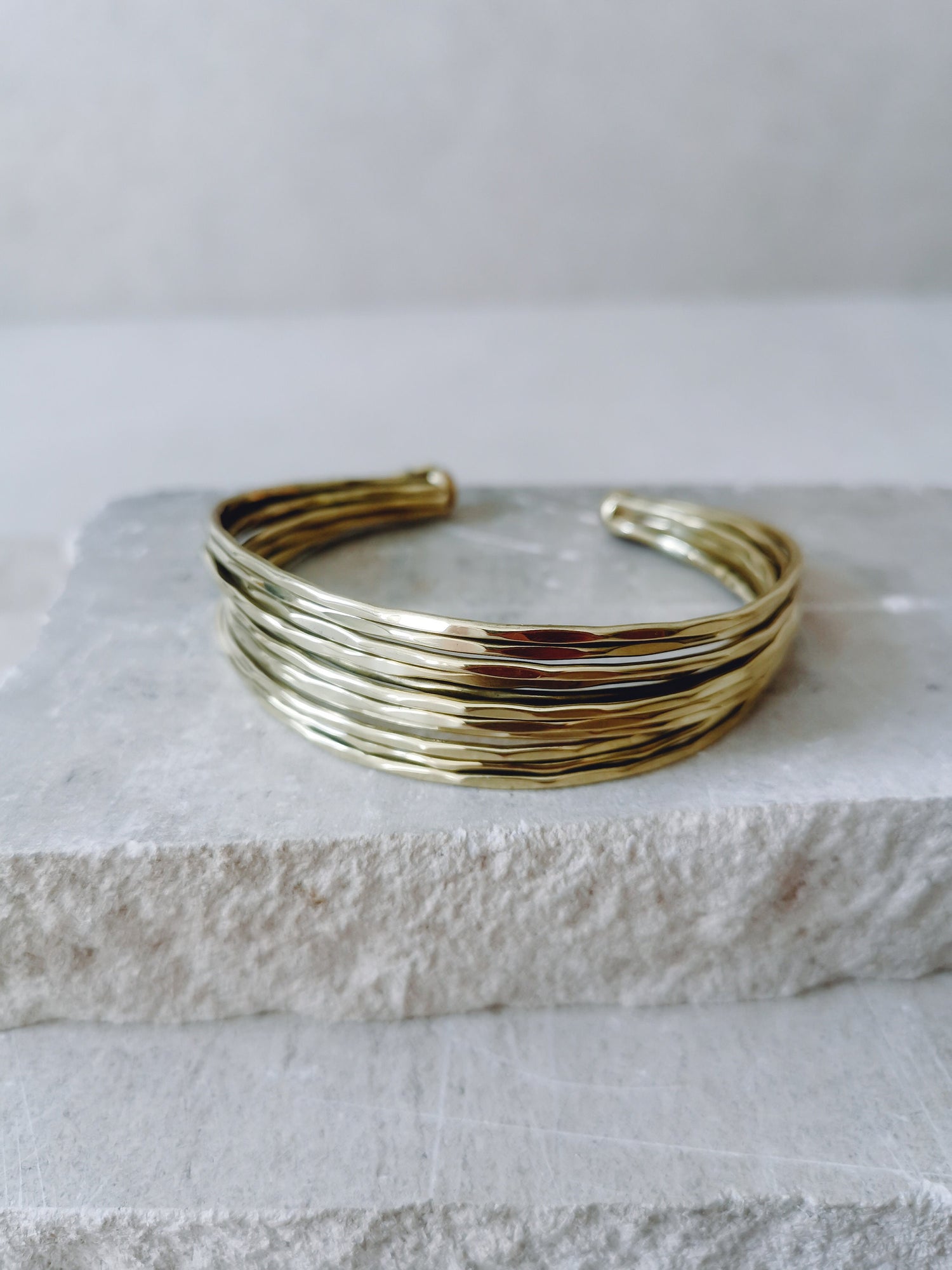 Bracelet jonc en laiton martelé, bracelet réglable à plusieurs rangs, bracelet simple ouvert doré