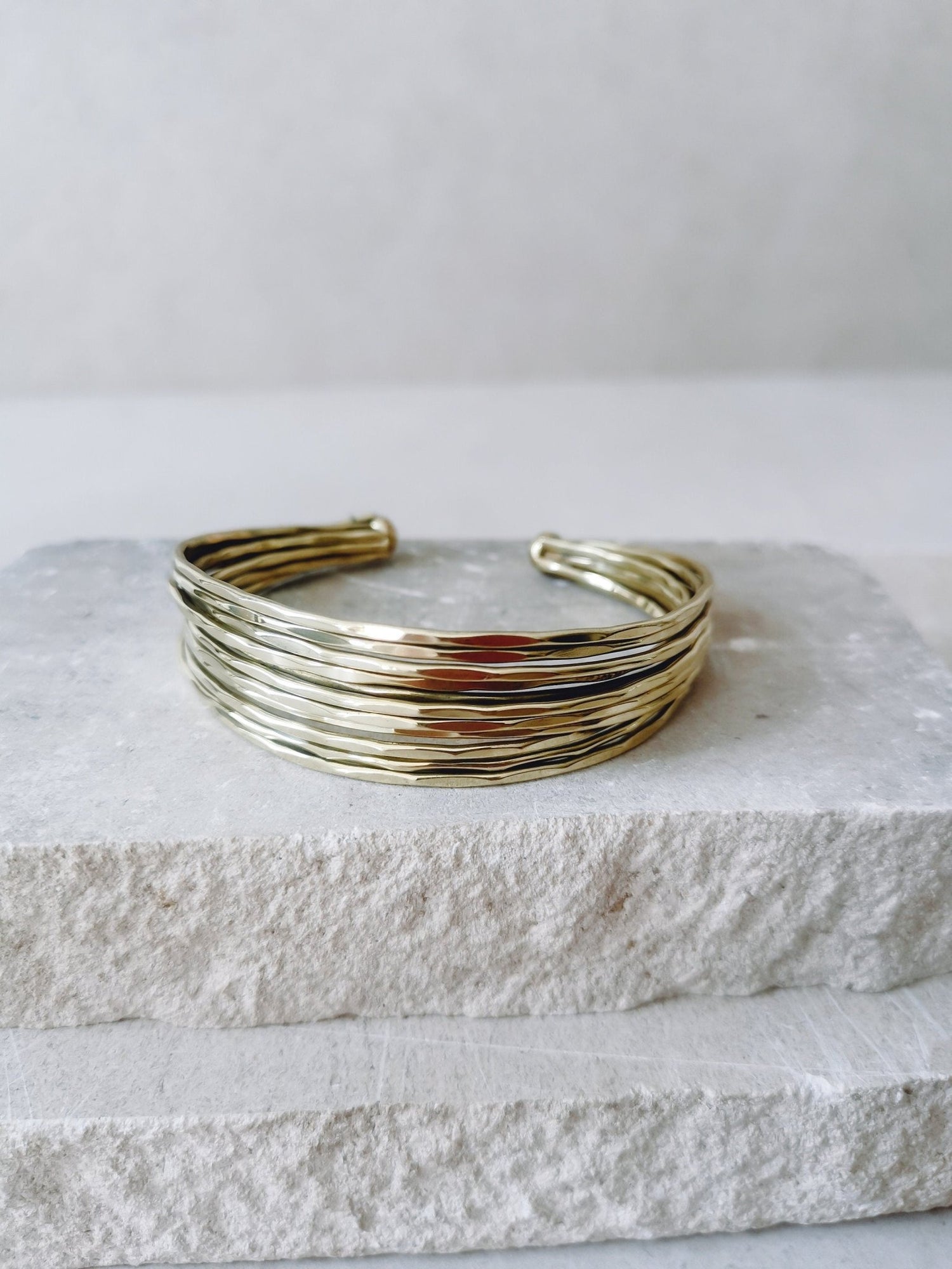 Armreif aus Messing gehämmert, Verstellbarer mehrreihiger Armreif, schlichter goldener offener Armreif - CocosyBerlin