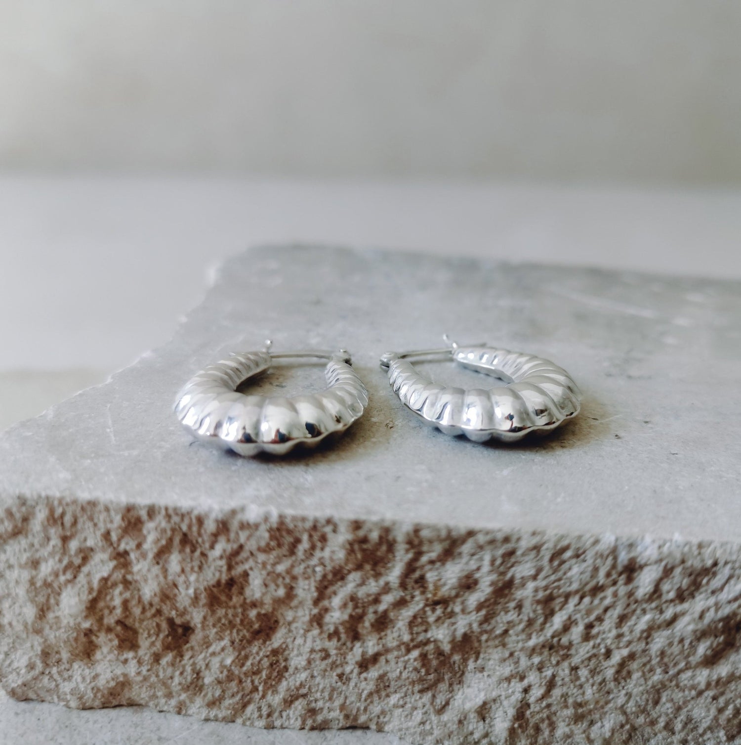 Croissant Ovale Creolen aus Sterling Silber, kleine minimalistische 925 Silber Kreolen, silber Ohrringe - CocosyBerlin