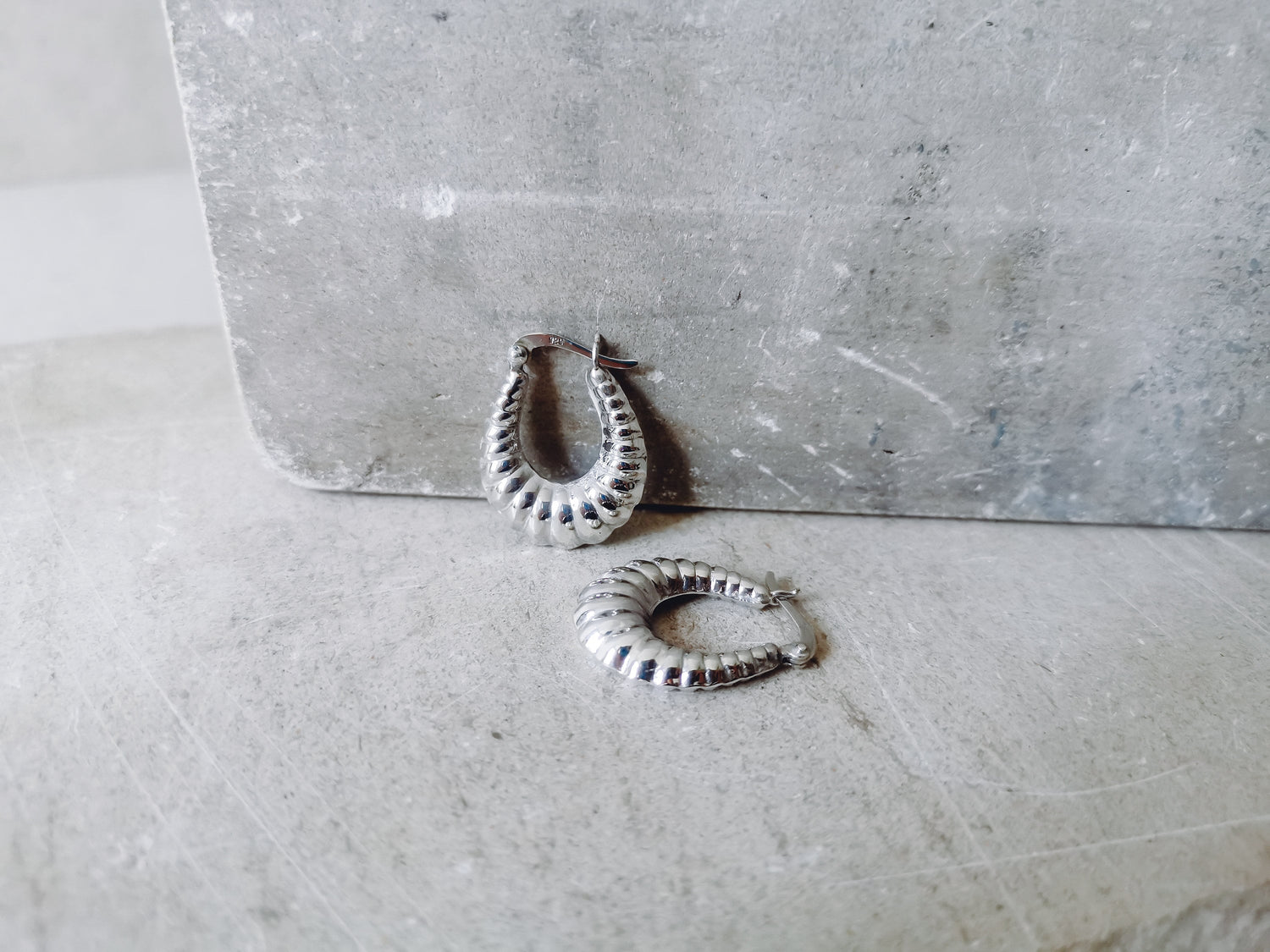 Croissant oval hoop earrings made of sterling silver, small minimalist 925 silver hoop earrings, silver earrings