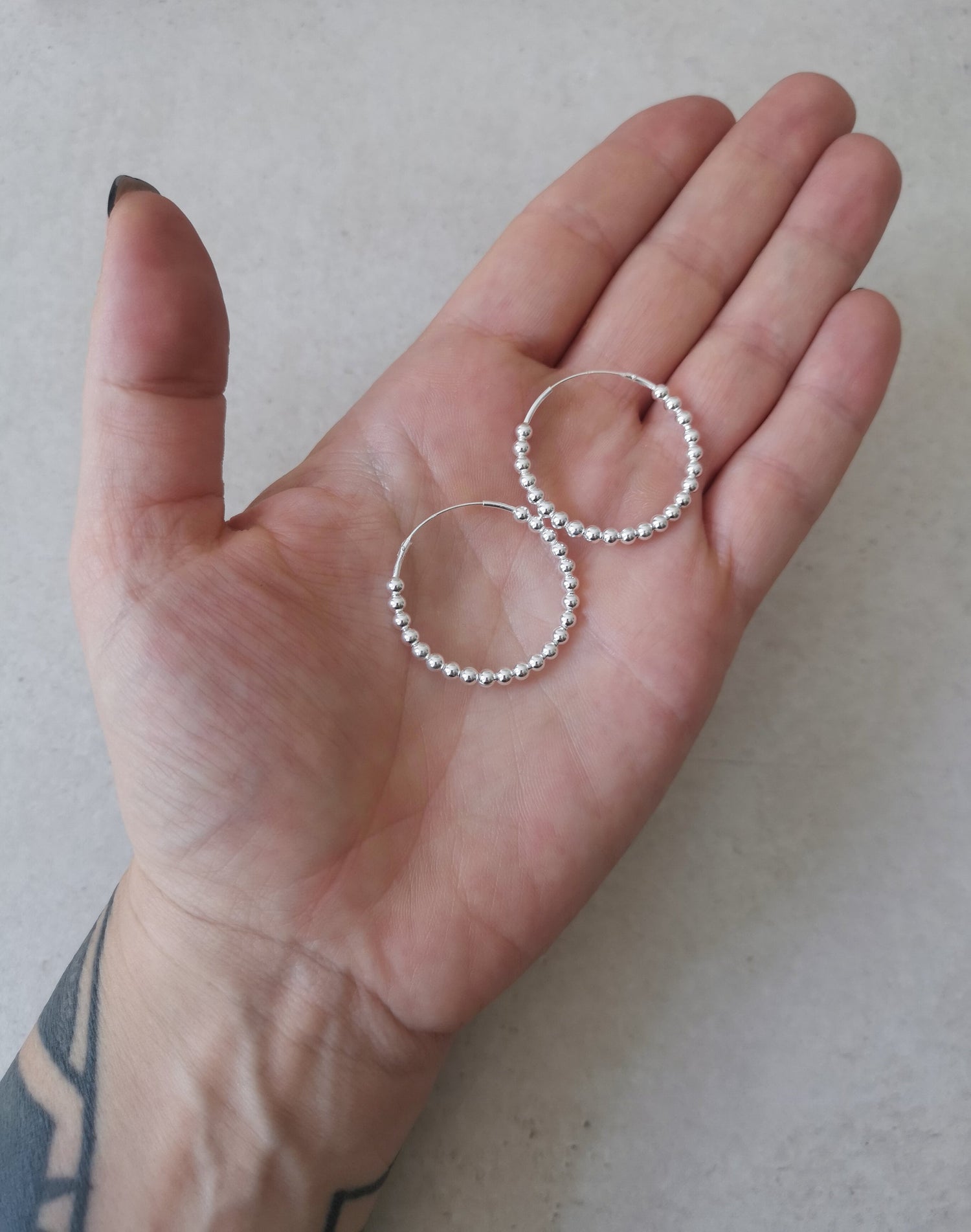 Perlen Creolen aus 925 Silber, dünne Sterlingsilber Ohrringe, feiner Kugel Creolen aus 925 Silber