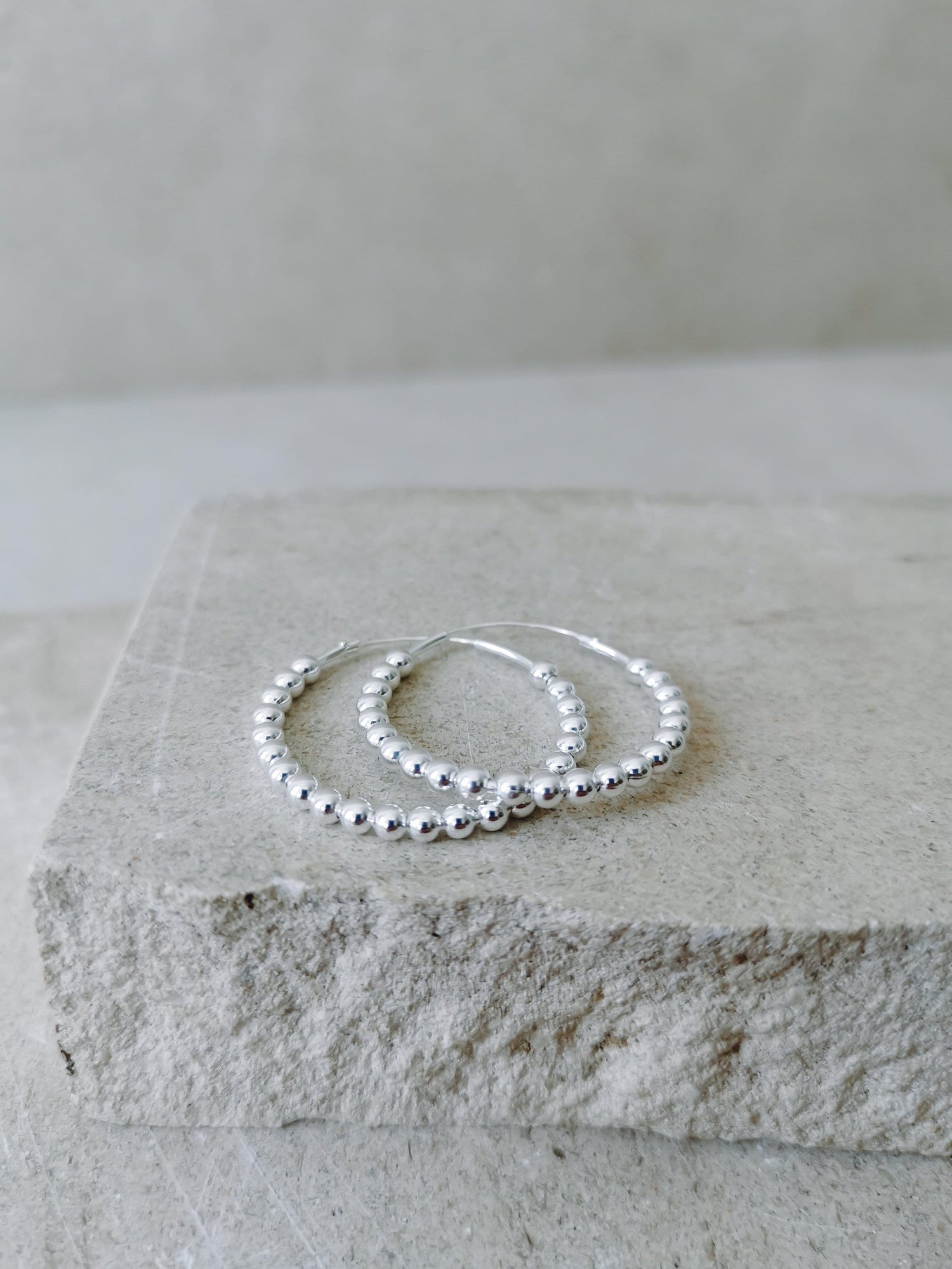 Perlen Creolen aus 925 Silber, dünne Sterlingsilber Ohrringe, feiner Kugel Creolen aus 925 Silber