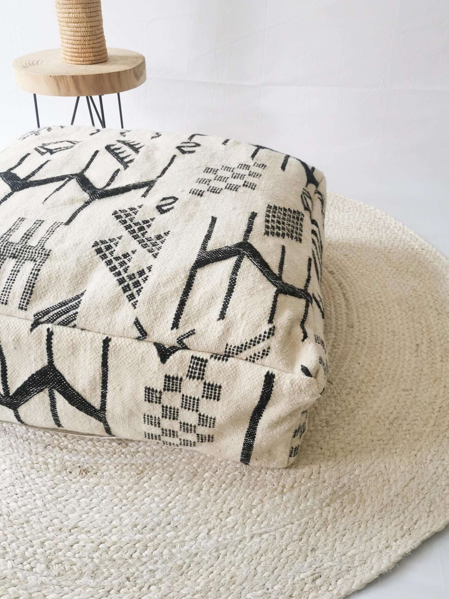 Pouf marocain, coussin de sol Beni Ourain, motif géométrique noir, coussin d'assise bohème, coussin de méditation en laine, fait main