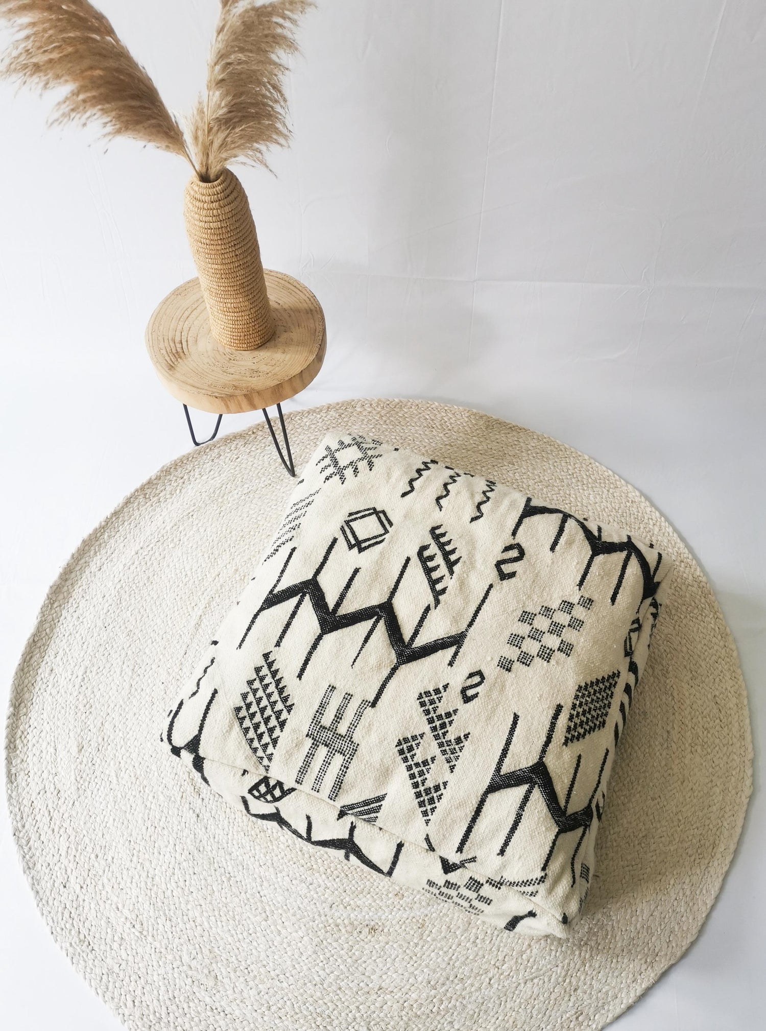 Pouf marocain, coussin de sol Beni Ourain, motif géométrique noir, coussin d'assise bohème, coussin de méditation en laine, fait main