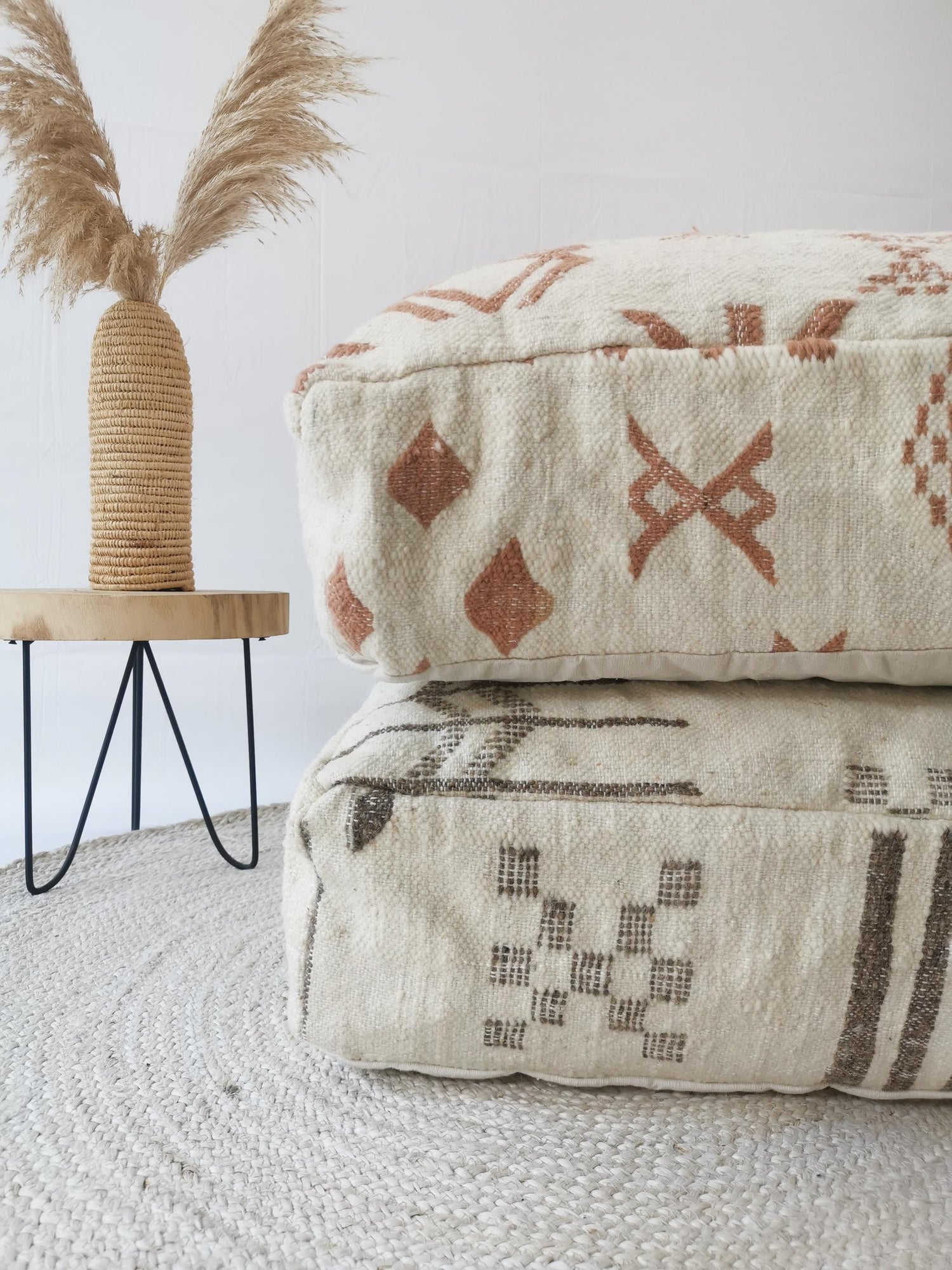 Marokkanischer Pouf, Beni Ourain Bodenkissen, geometrische Muster Taupe, Boho Sitzkissen, Meditationskissen aus Wolle, Handarbeit