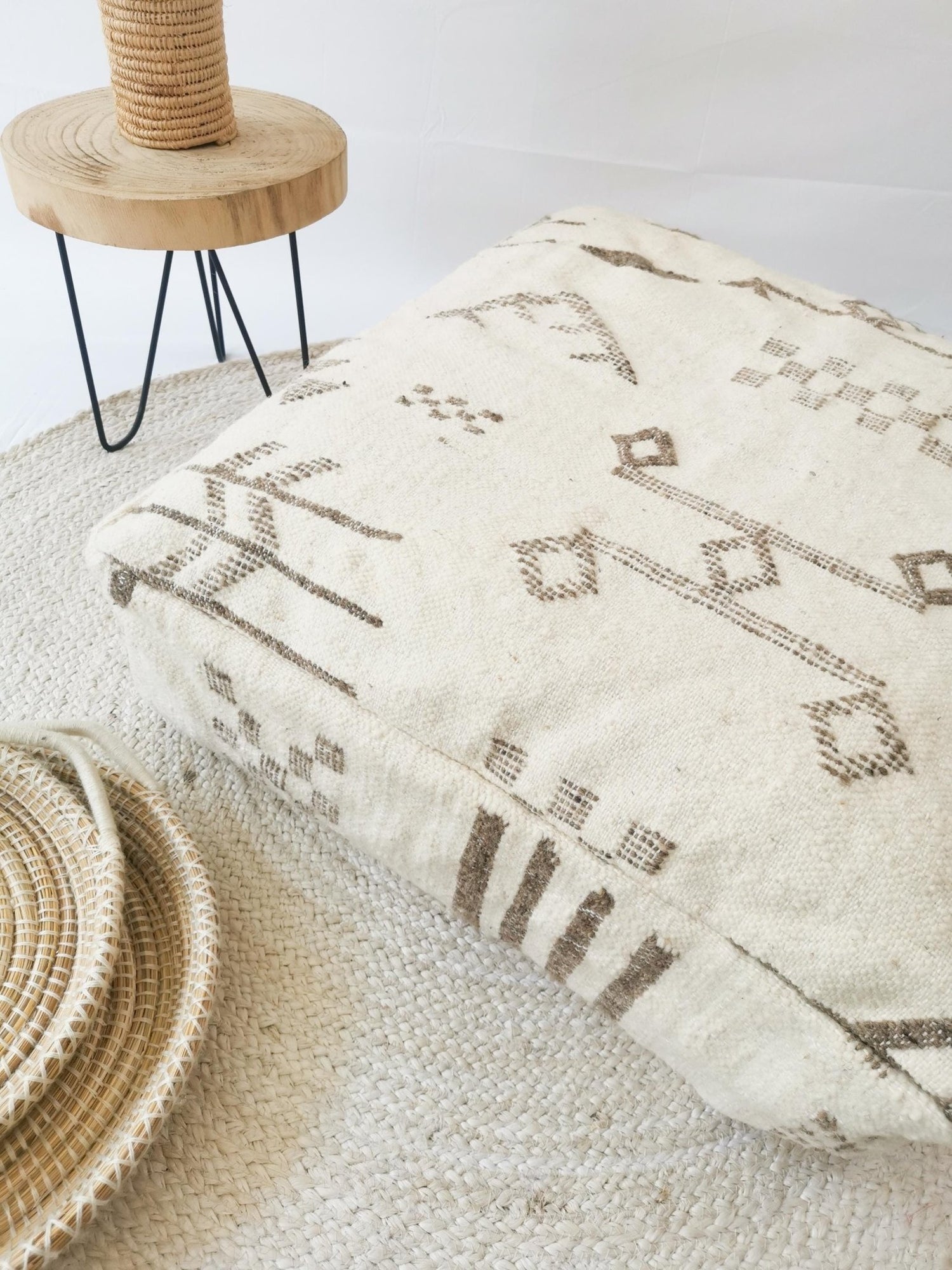 Marokkanischer Pouf, Beni Ourain Bodenkissen, geometrische Muster Taupe, Boho Sitzkissen, Meditationskissen aus Wolle, Handarbeit - CocosyBerlin