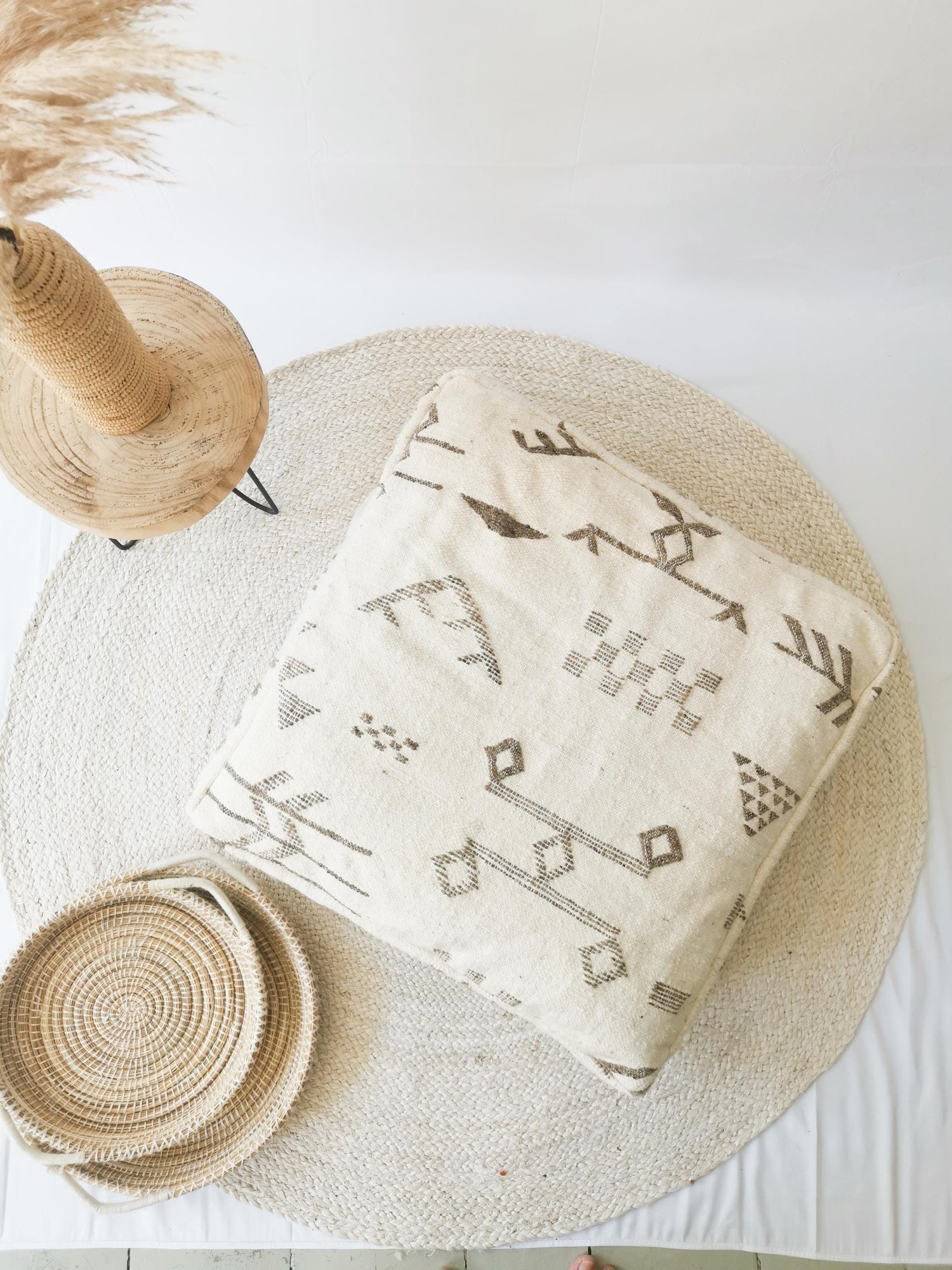 Marokkanischer Pouf, Beni Ourain Bodenkissen, geometrische Muster Taupe, Boho Sitzkissen, Meditationskissen aus Wolle, Handarbeit