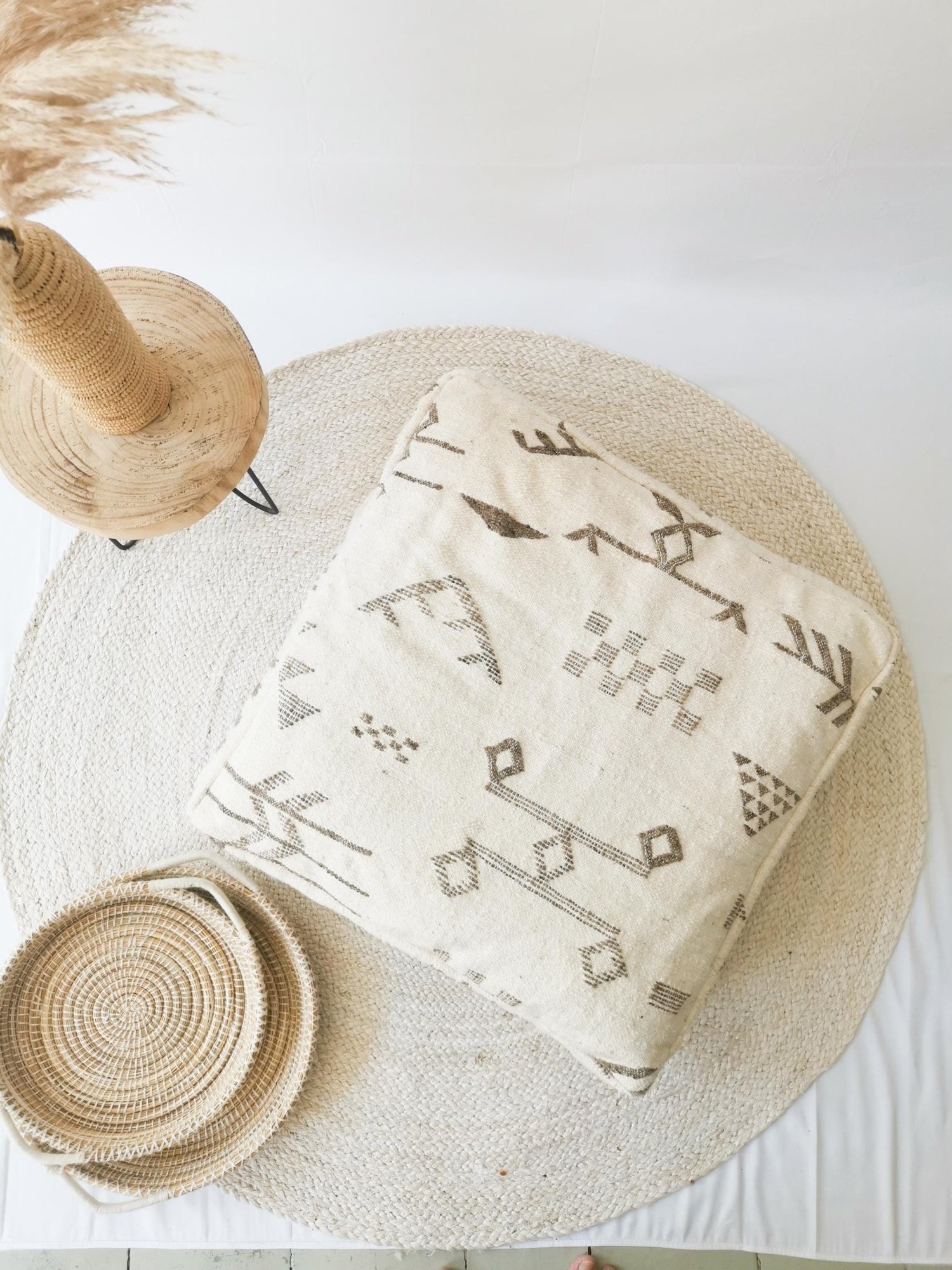 Marokkanischer Pouf, Beni Ourain Bodenkissen, geometrische Muster Taupe, Boho Sitzkissen, Meditationskissen aus Wolle, Handarbeit - CocosyBerlin