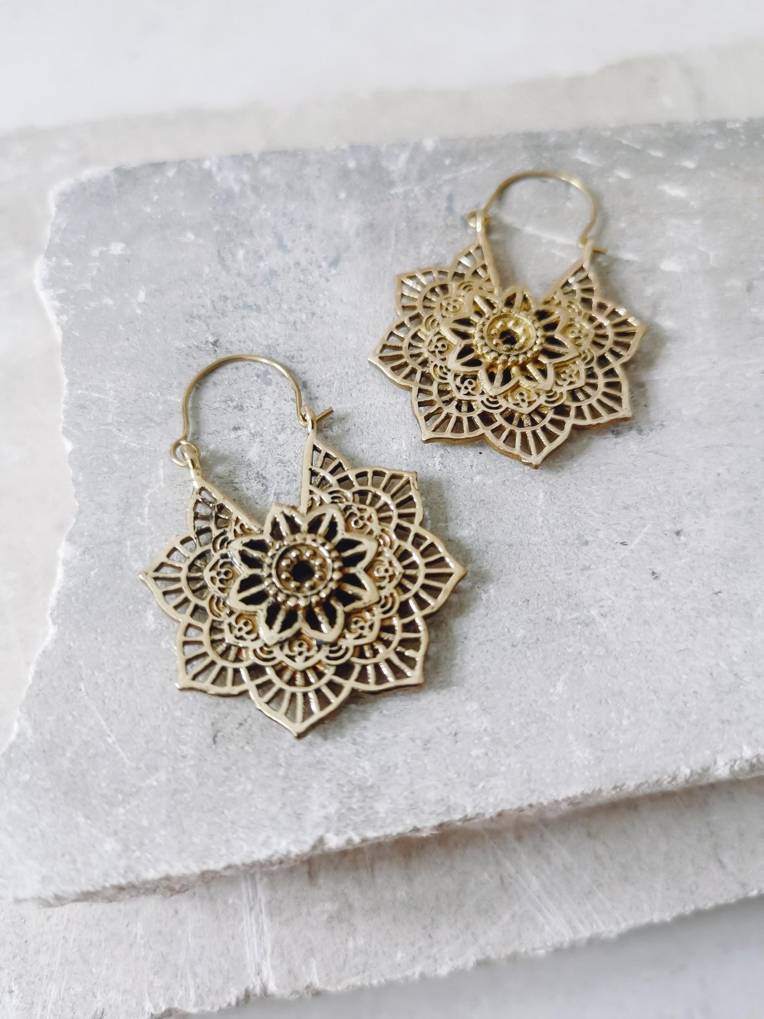 Kleine Mandala Blume Ohrringe aus Messing, Goldene Ohrringe, Boho Ohrringe, Hippie Ohrringe - CocosyBerlin