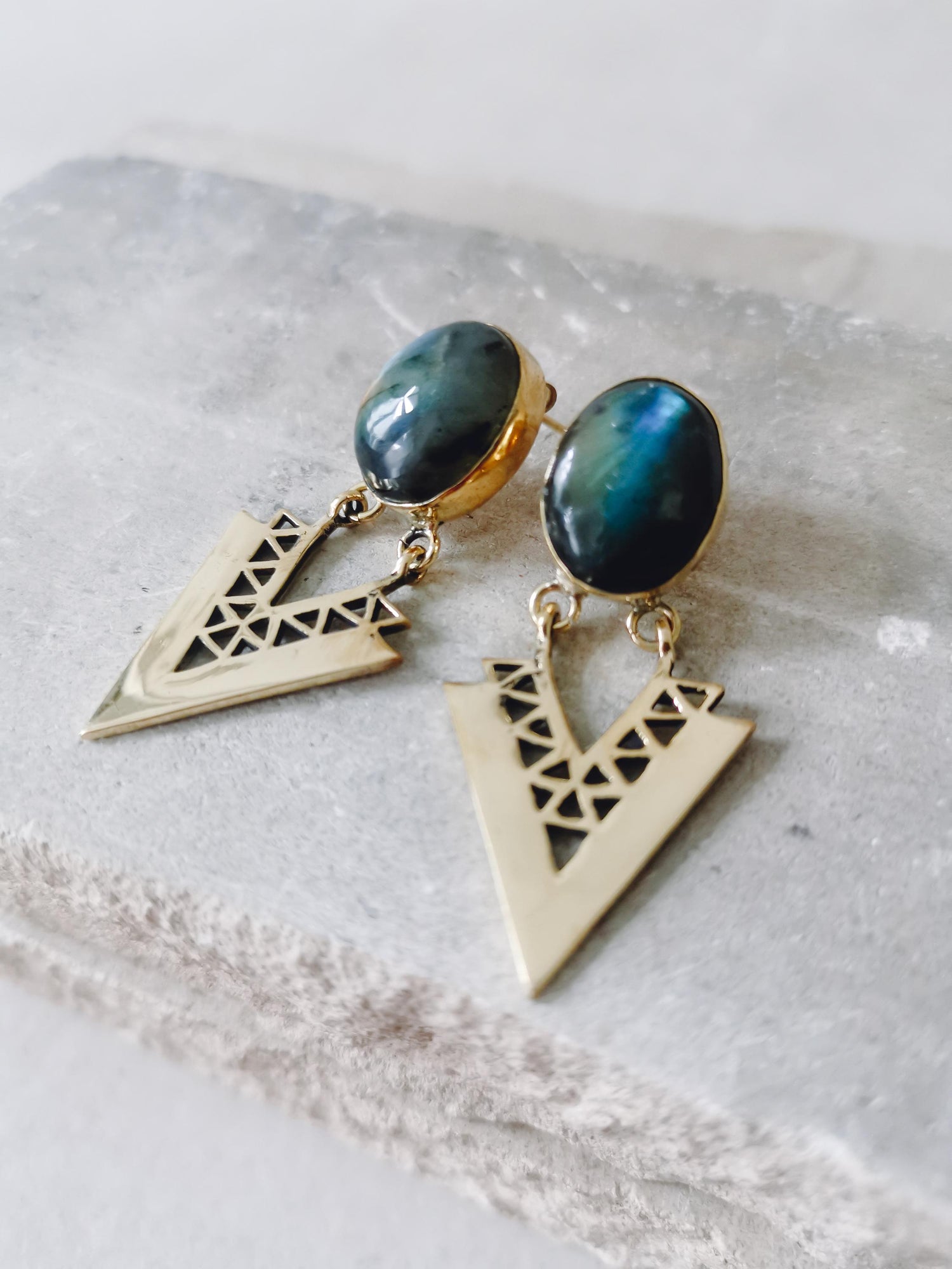 Boucles d'oreilles en laiton avec labradorite, boucles d'oreilles à tige avec pierre précieuse, boucles d'oreilles en or, boucles d'oreilles bohèmes, boucles d'oreilles hippies en labradorite